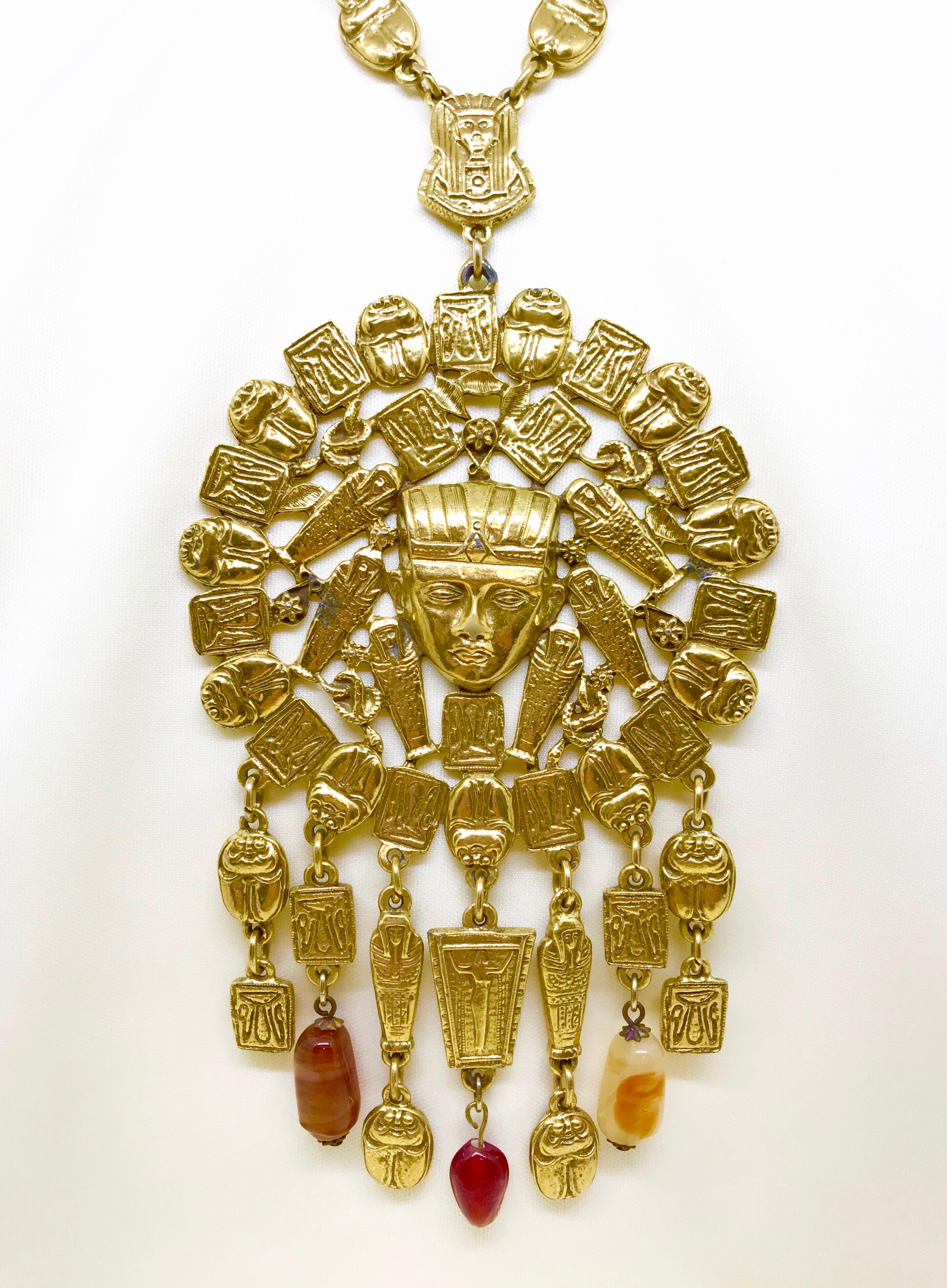 Circa 1960s Goldette Large Goldtone Egyptian Revival Necklace  (Neuägyptisch) im Angebot