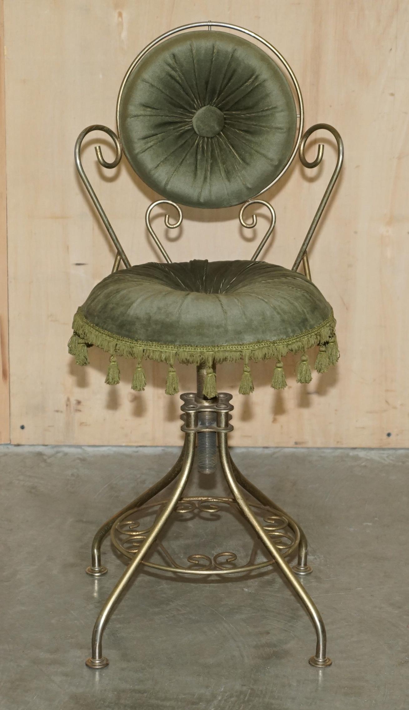 Royal House Antiques è lieta di offrire in vendita questa deliziosa poltrona da camera Boudoir in ottone e velluto, vintage, risalente agli anni '60 circa, regolabile in altezza. 

Le spese di spedizione indicate sono solo indicative e coprono solo
