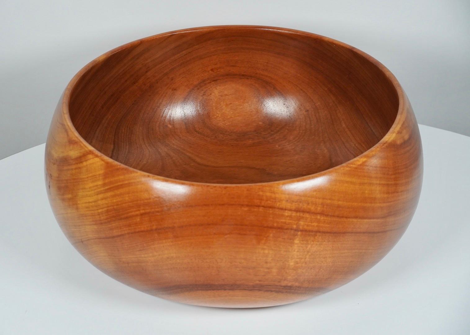 Large hand crafted Koa wood (Acacia koa) bowl, this tree is only found on the Hawaiian Islands, mainly the Big Island and can only be havested from fallen trees. Because of this, its a rare wood and a bowl of this size is quite uncommon. Hand made