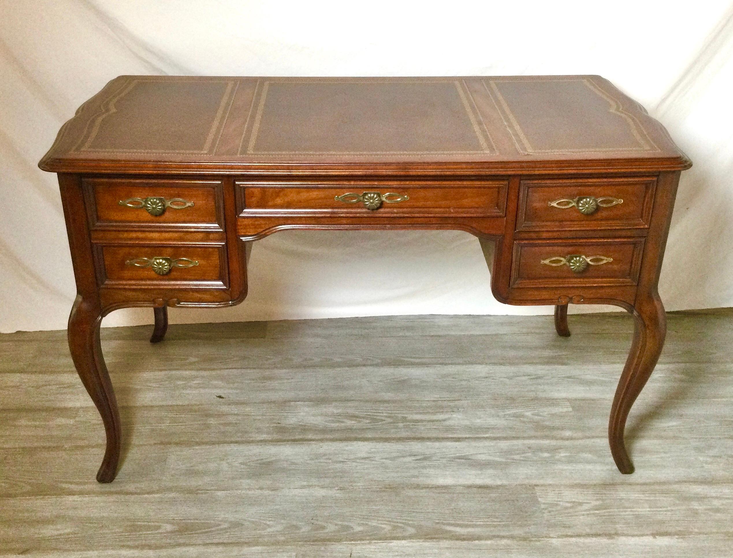 Circa 1960's mid-century leather top walnut desk by Sligh Furniture Co. Chicago
Nice quality solid walnut five drawer desk, with a finished back so it can be placed anywhere in your room!
Dimensions; 48