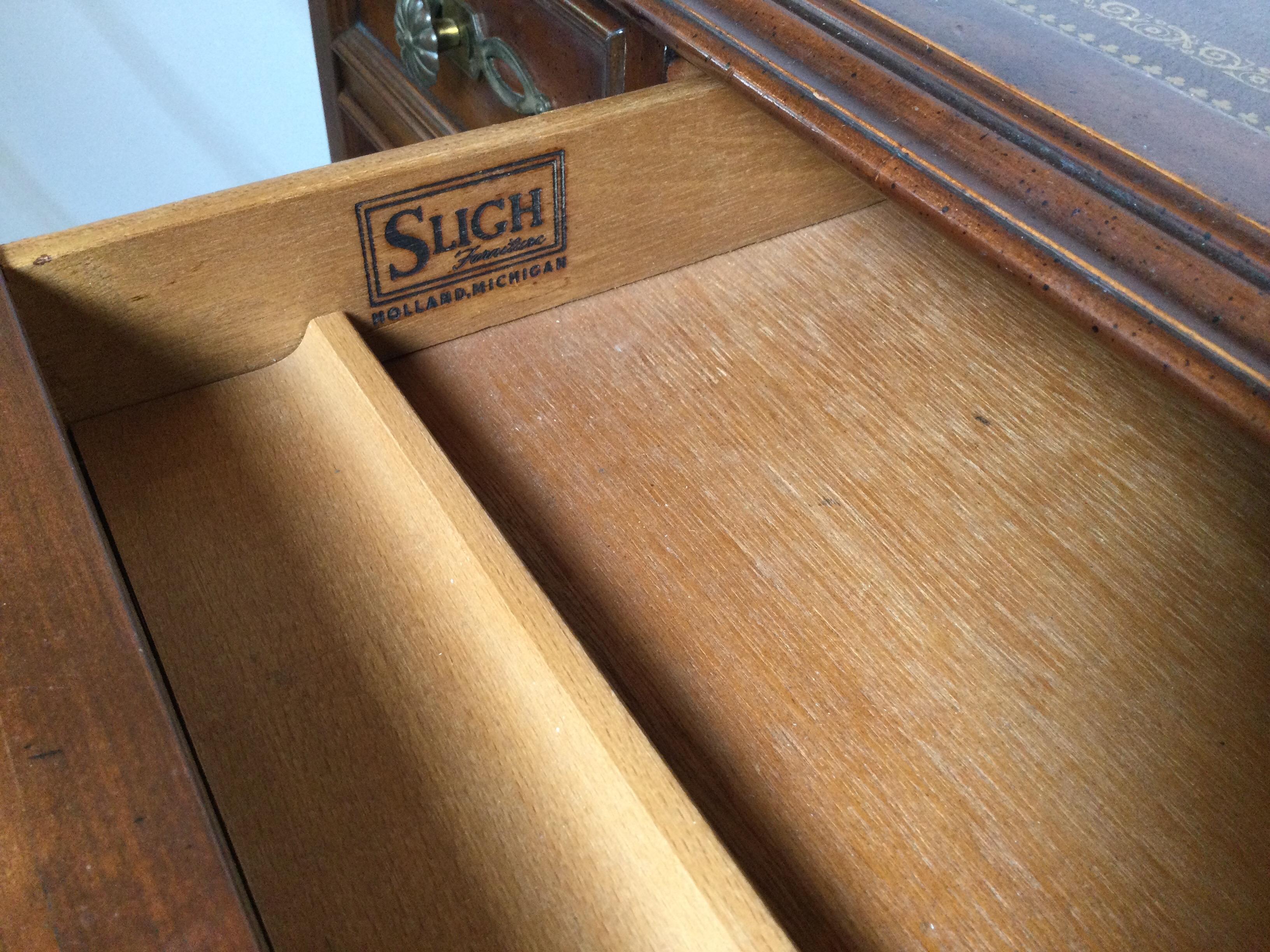Mid-Century-Schreibtisch aus Nussbaumholz mit Lederplatte von Sligh Furniture Co. aus den 1960er Jahren Chicago im Angebot 1