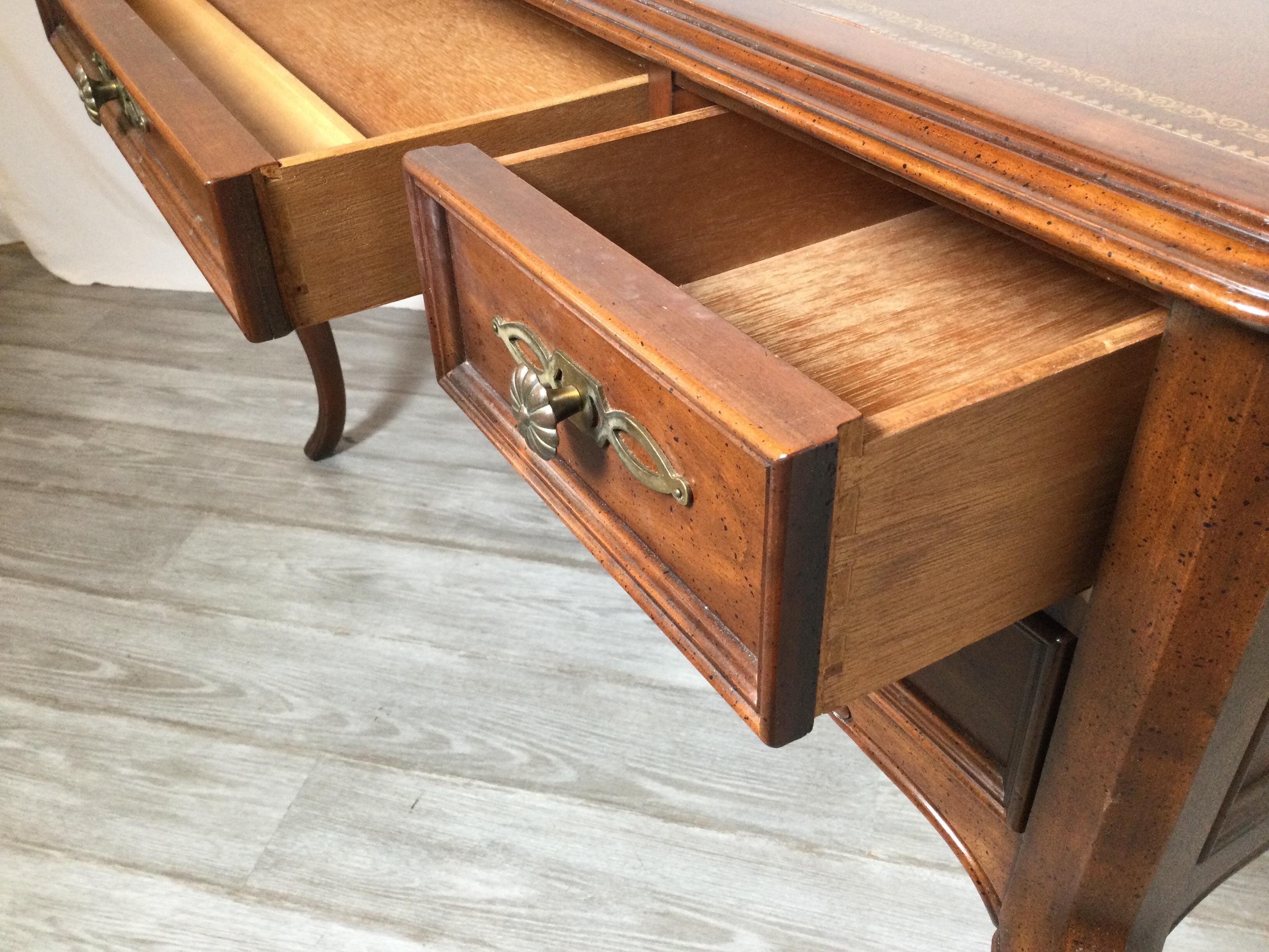 Circa 1960's Mid-Century Leather Top Walnut Desk by Sligh Furniture Co. Chicago In Good Condition For Sale In Lambertville, NJ