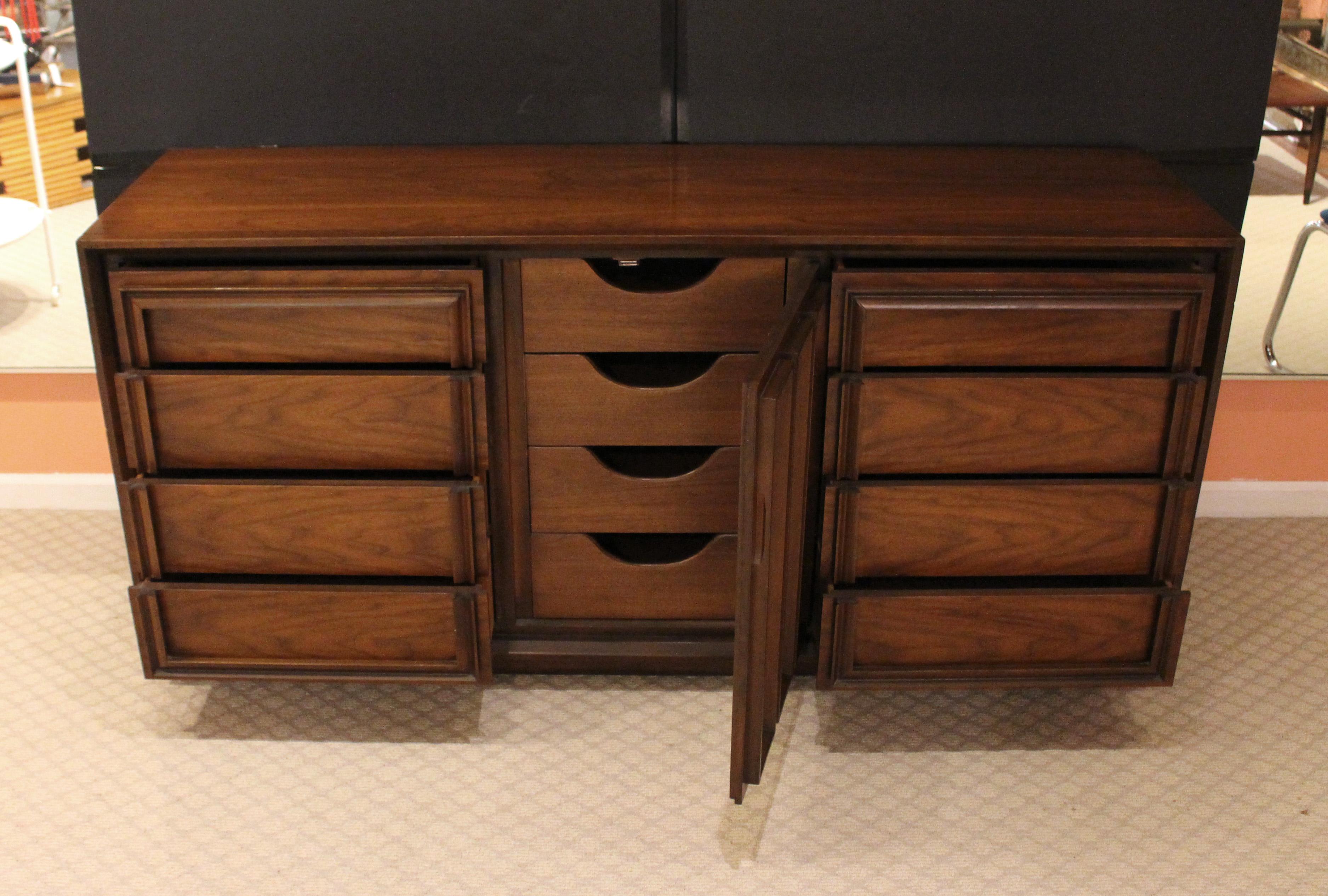 circa 1960s Mid-Century Modern Low Dresser or Credenza In Good Condition For Sale In Chapel Hill, NC