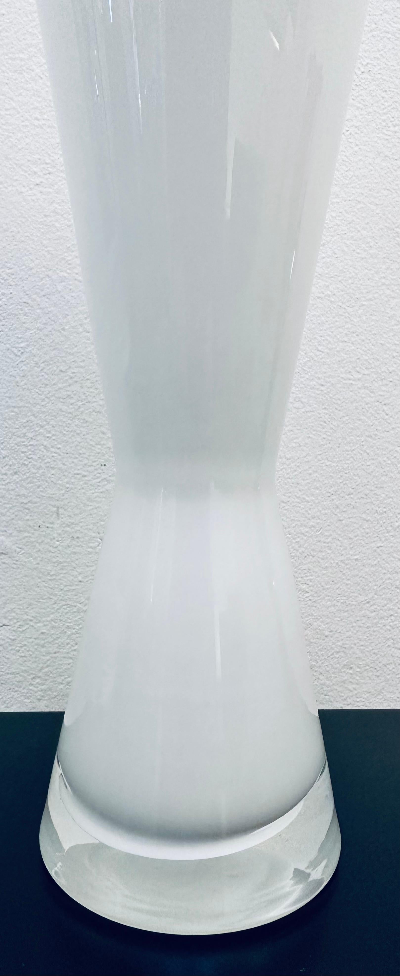 Circa 1960s Milky White & Clear Encased Conical Glass Vase attr. Holmegaard en vente 4