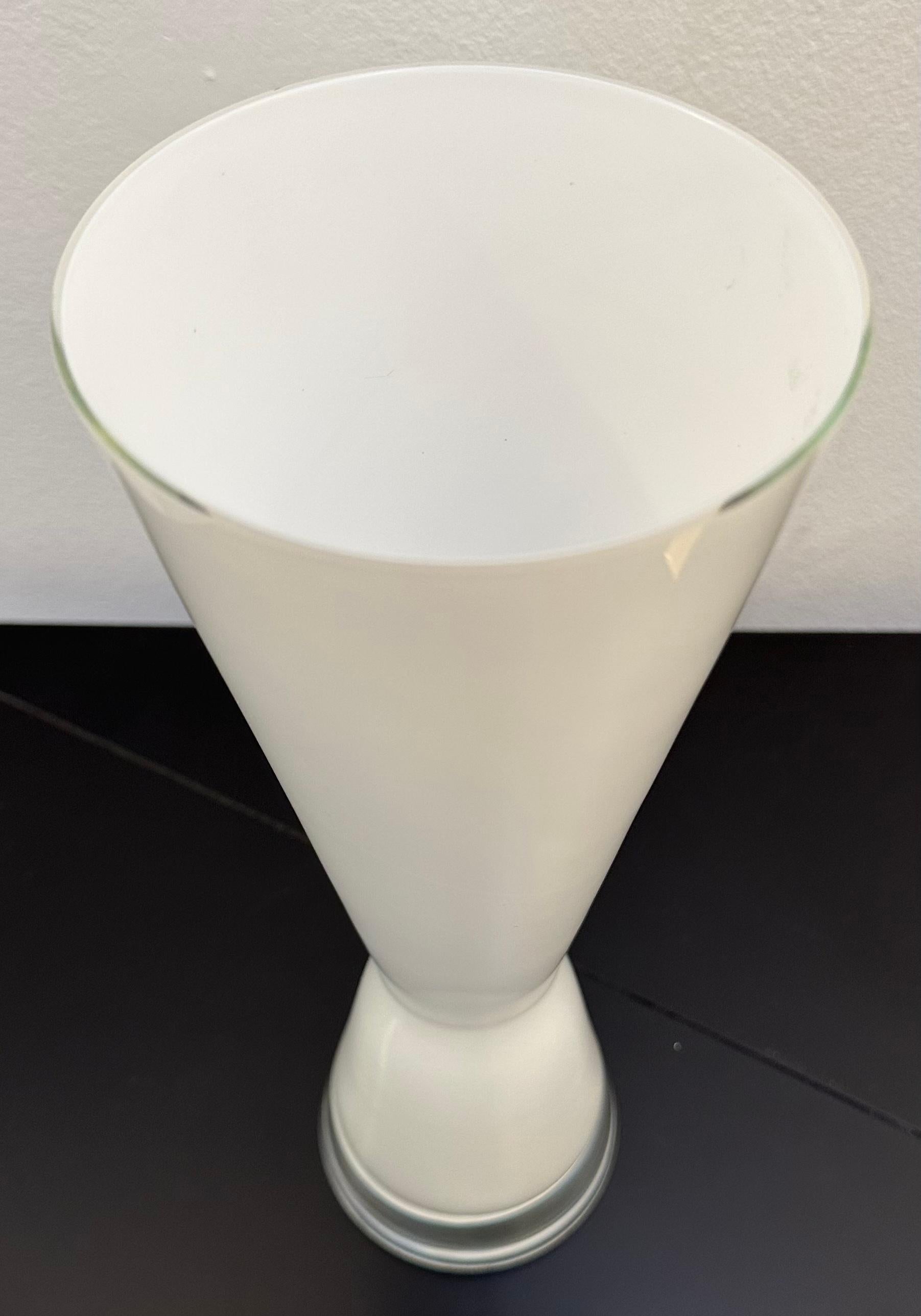Circa 1960s Milky White & Clear Encased Conical Glass Vase attr. Holmegaard en vente 6
