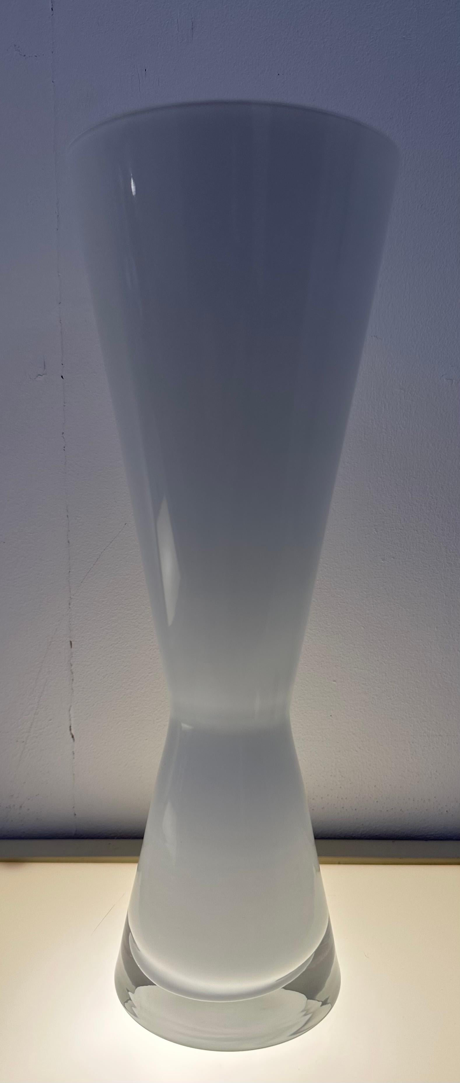 Danois Circa 1960s Milky White & Clear Encased Conical Glass Vase attr. Holmegaard en vente