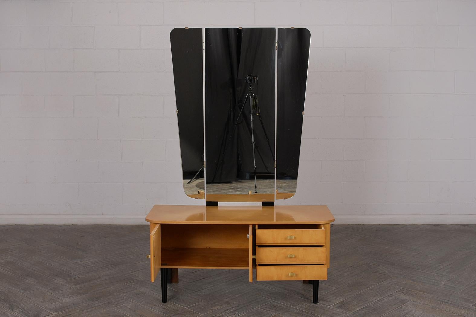 Modern Lacquered Dressing Table In Good Condition In Los Angeles, CA