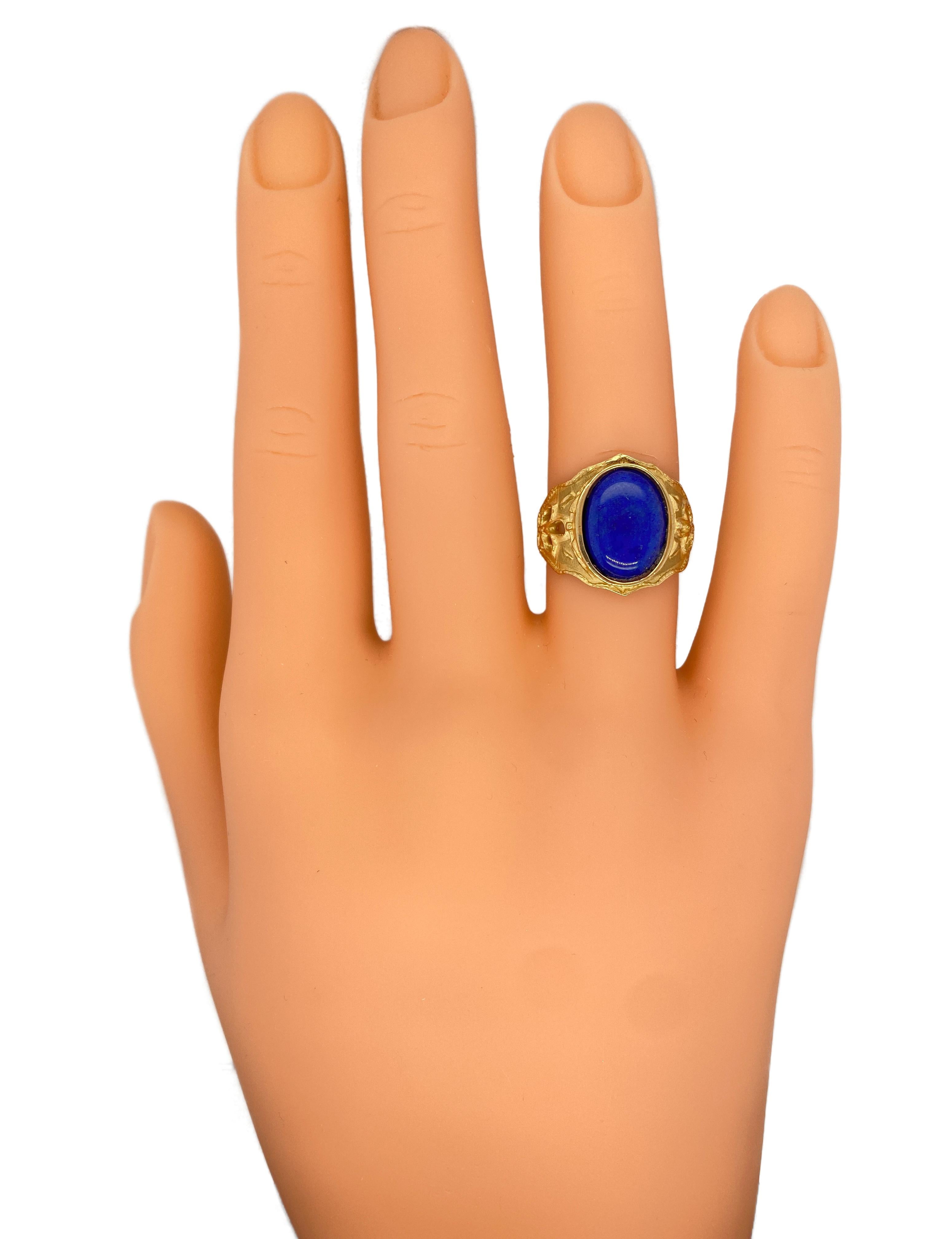 circa 1960s Oval Lapis Lazuli Ring with Carved Floral Motif in 14K Gold In Good Condition In Addison, TX