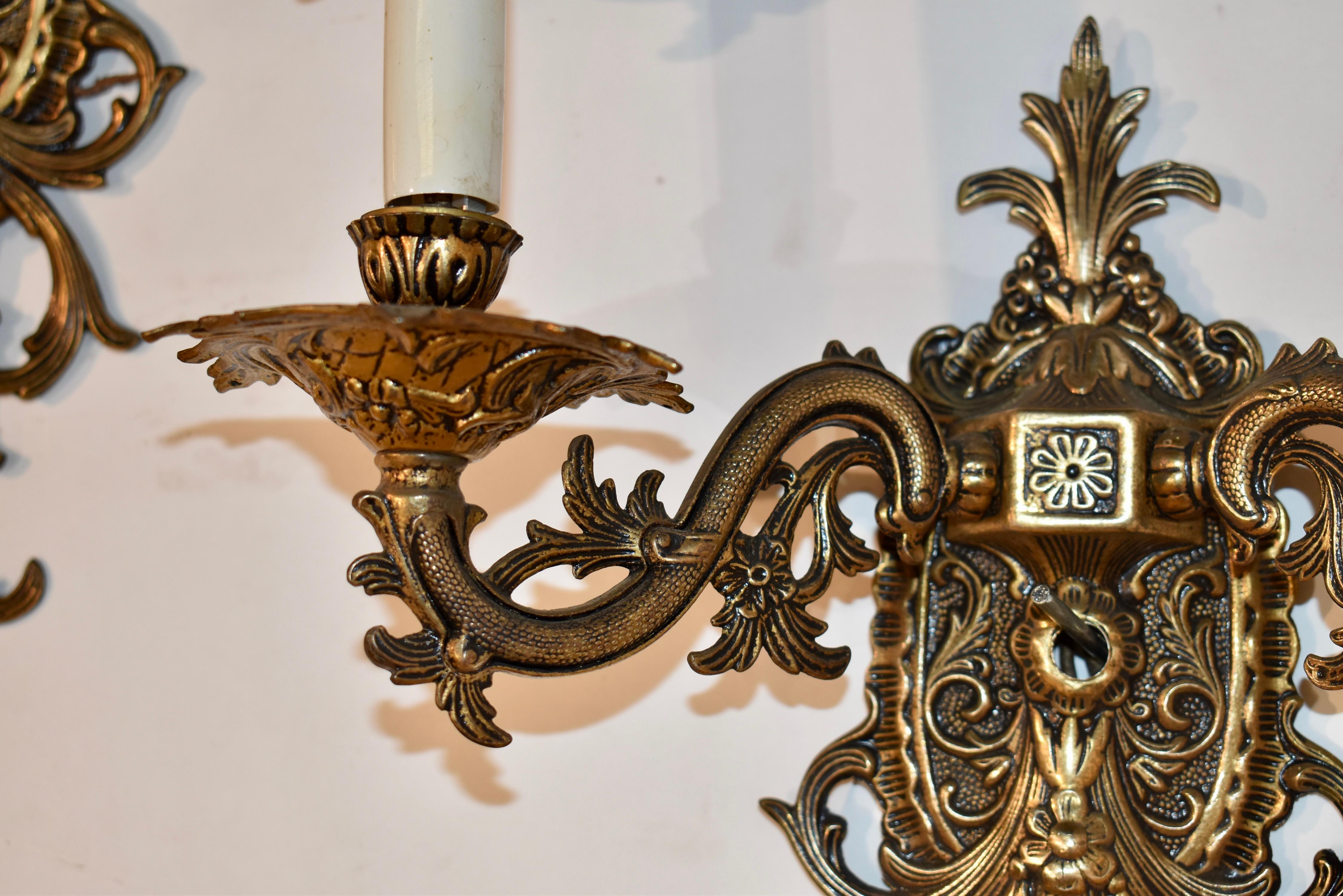Paire d'appliques murales vintage Halcolite.  La fonte et la qualité du laiton sont magnifiques.  Chaque applique est dotée d'une plaque arrière en fonte merveilleusement détaillée et de deux bras.  Cette paire d'appliques murales est d'une telle
