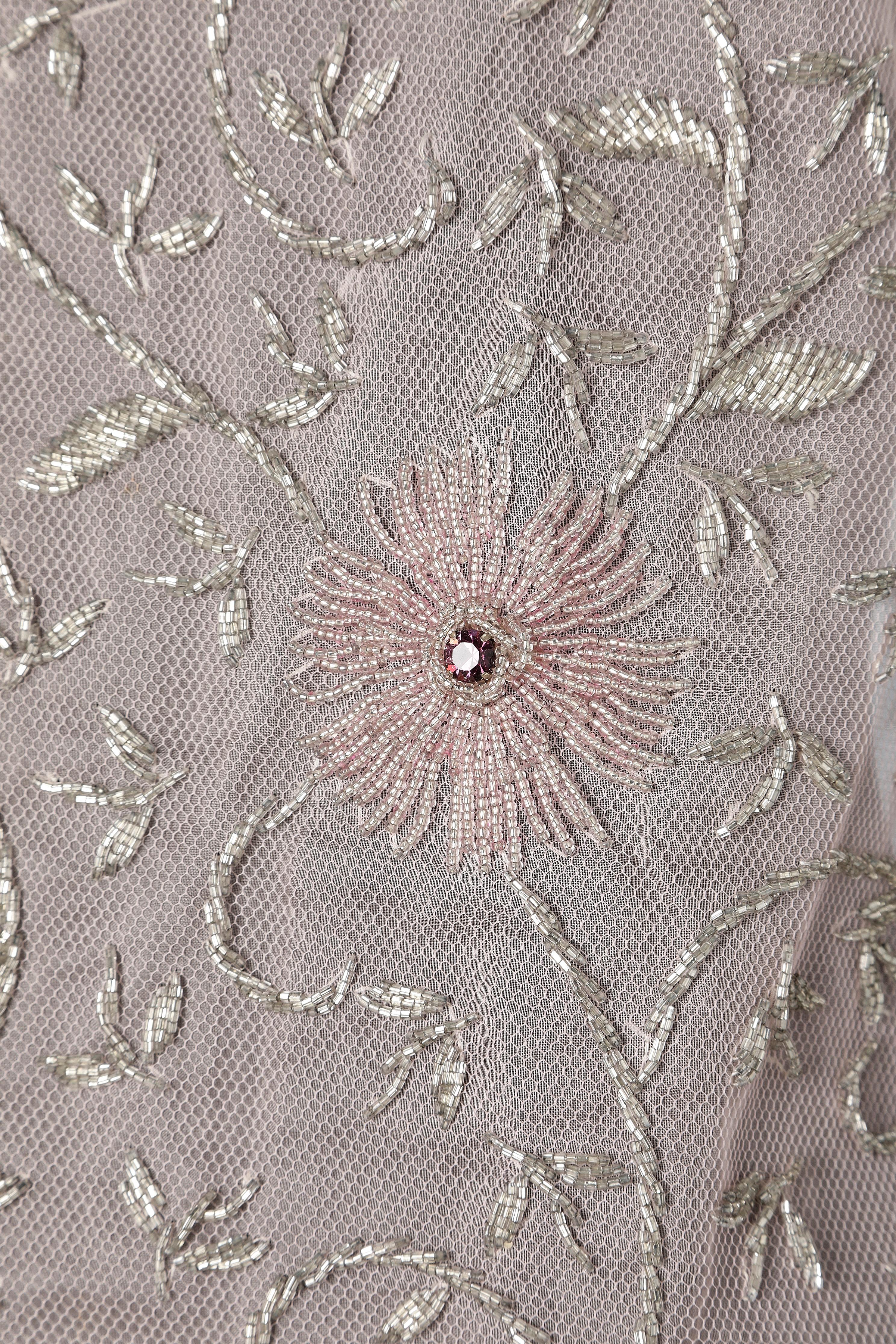 Circa 1960's pale pink beaded tulle with rhinestone  In Excellent Condition For Sale In Saint-Ouen-Sur-Seine, FR