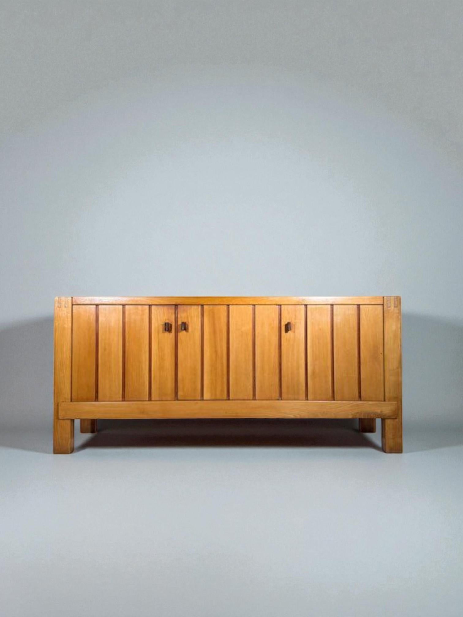 Buffet en bois massif inspiré de Pierre Chapo

Ce buffet remarquable rend hommage au travail de Pierre Chapo, réputé pour sa maîtrise du bois massif et sa clarté architecturale. Dotée de panneaux verticaux sur quatre portes et d'une silhouette