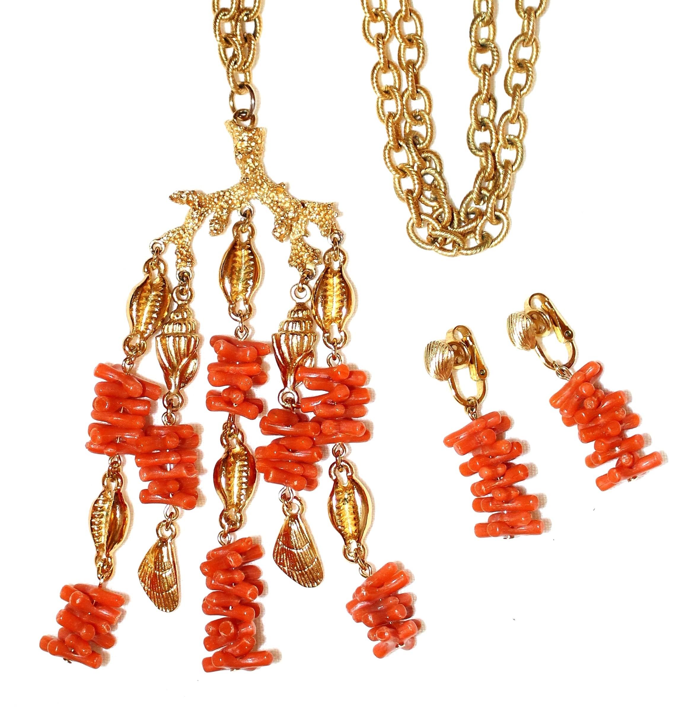 Circa 1960s Trifari Faux-Coral Necklace and Earrings Set im Zustand „Gut“ im Angebot in Long Beach, CA