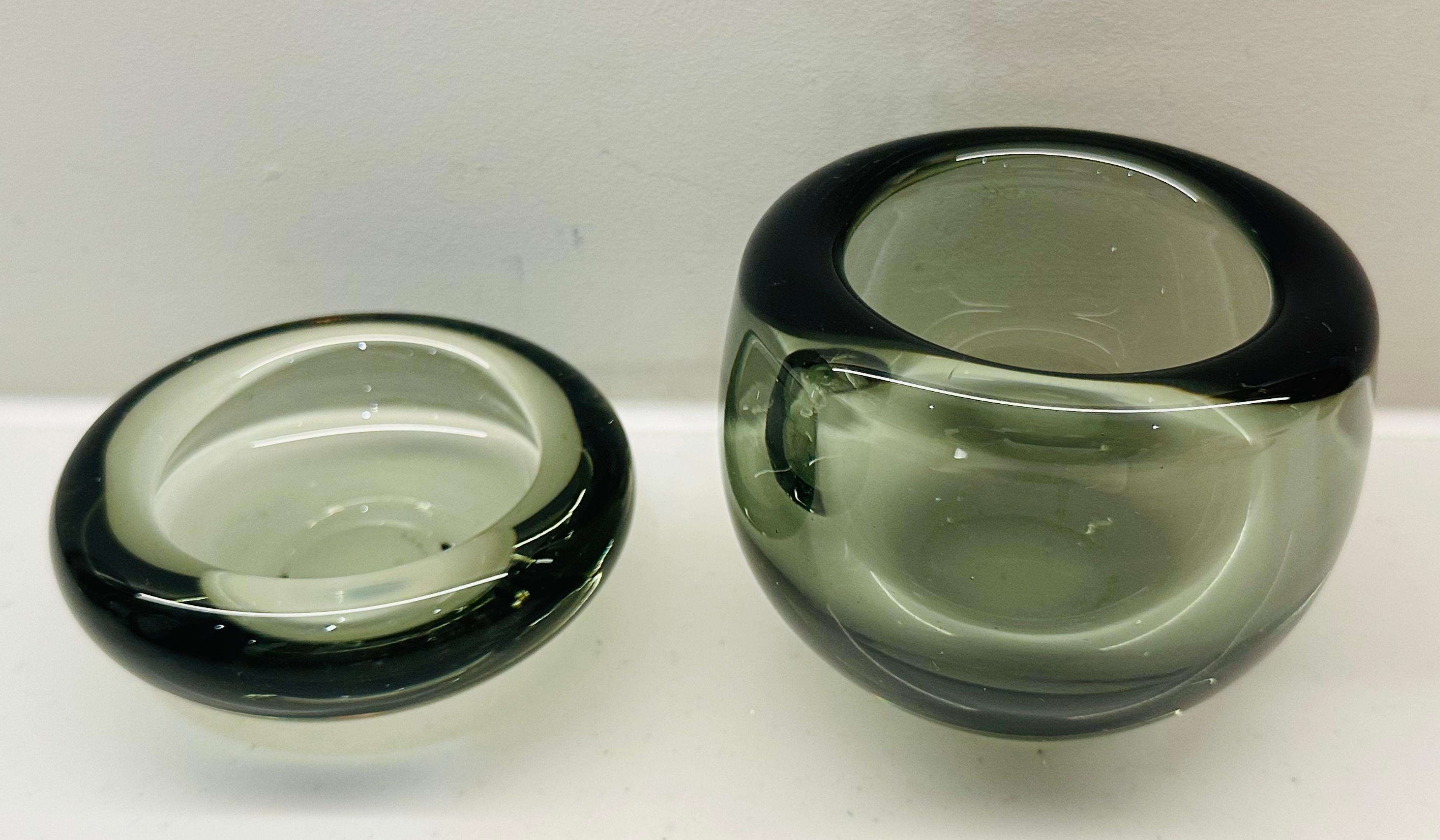 Circa 1960 Deux bols en verre vert fumé Holmegaard Per Lütken No 15739 100002 en vente 2