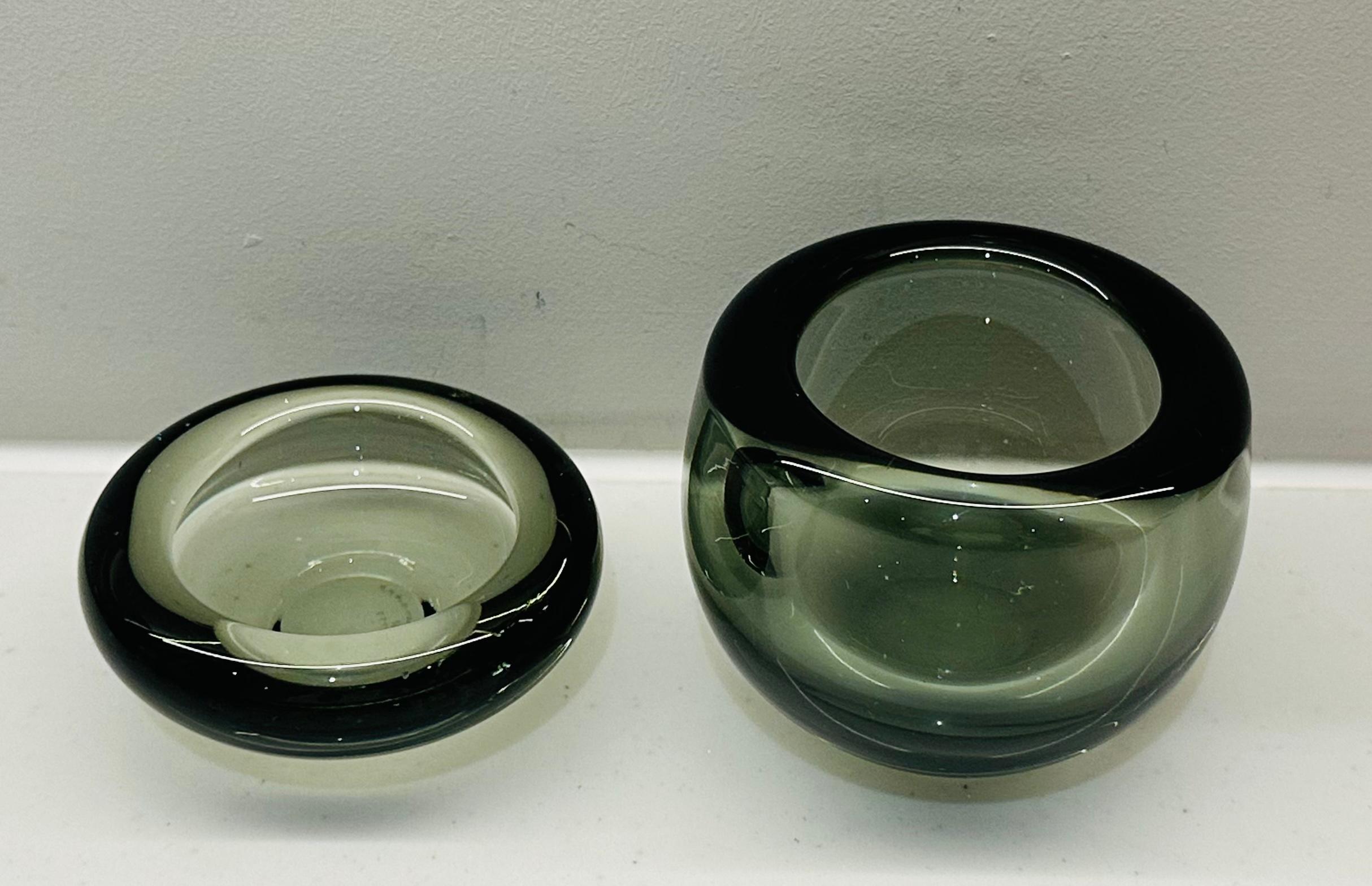 20ième siècle Circa 1960 Deux bols en verre vert fumé Holmegaard Per Lütken No 15739 100002 en vente