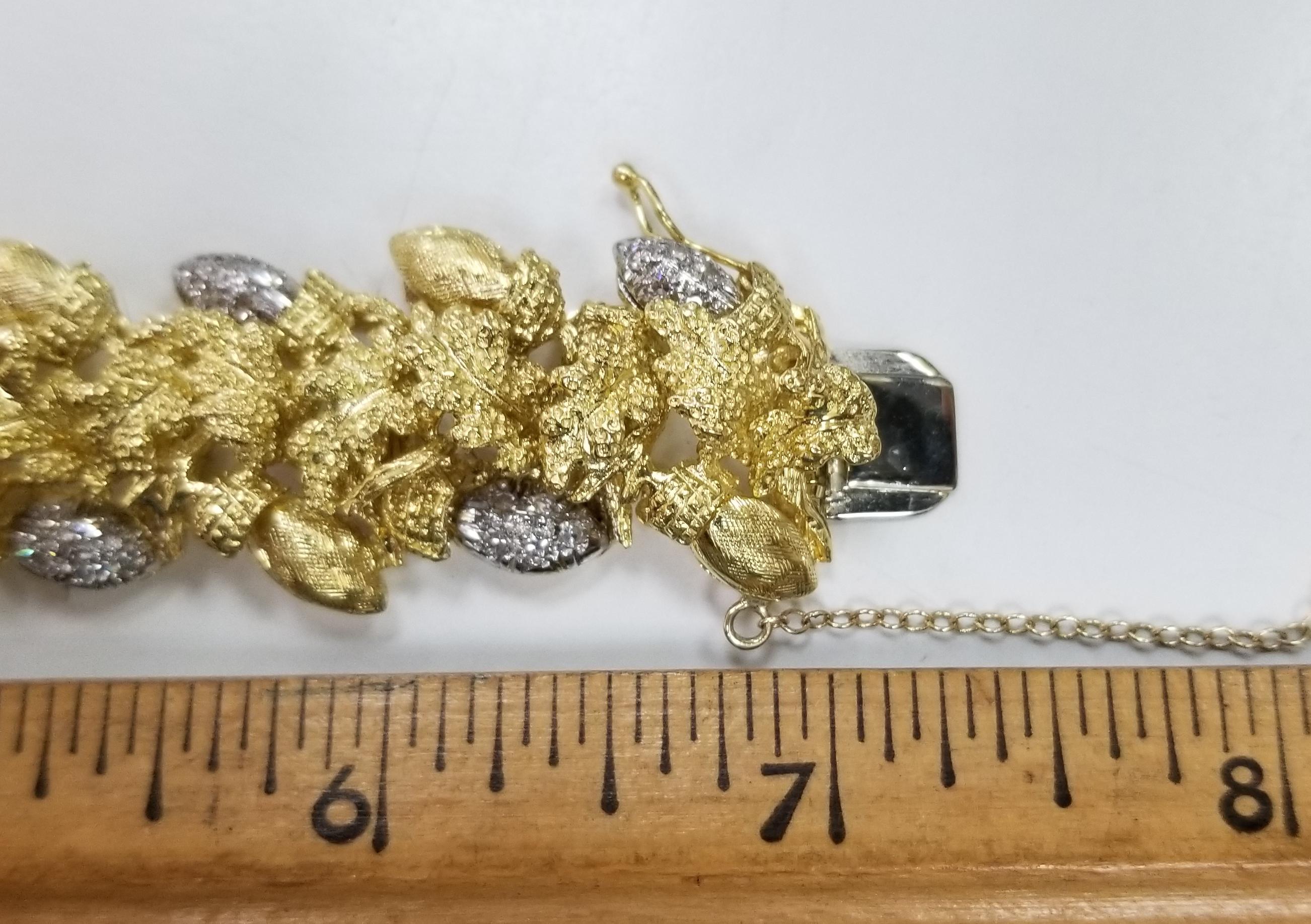 Circa 1960er Jahre Vintage 18 Karat Gelbgold Diamant-Armband mit Eichel und Blatt, Vintage (Rundschliff) im Angebot