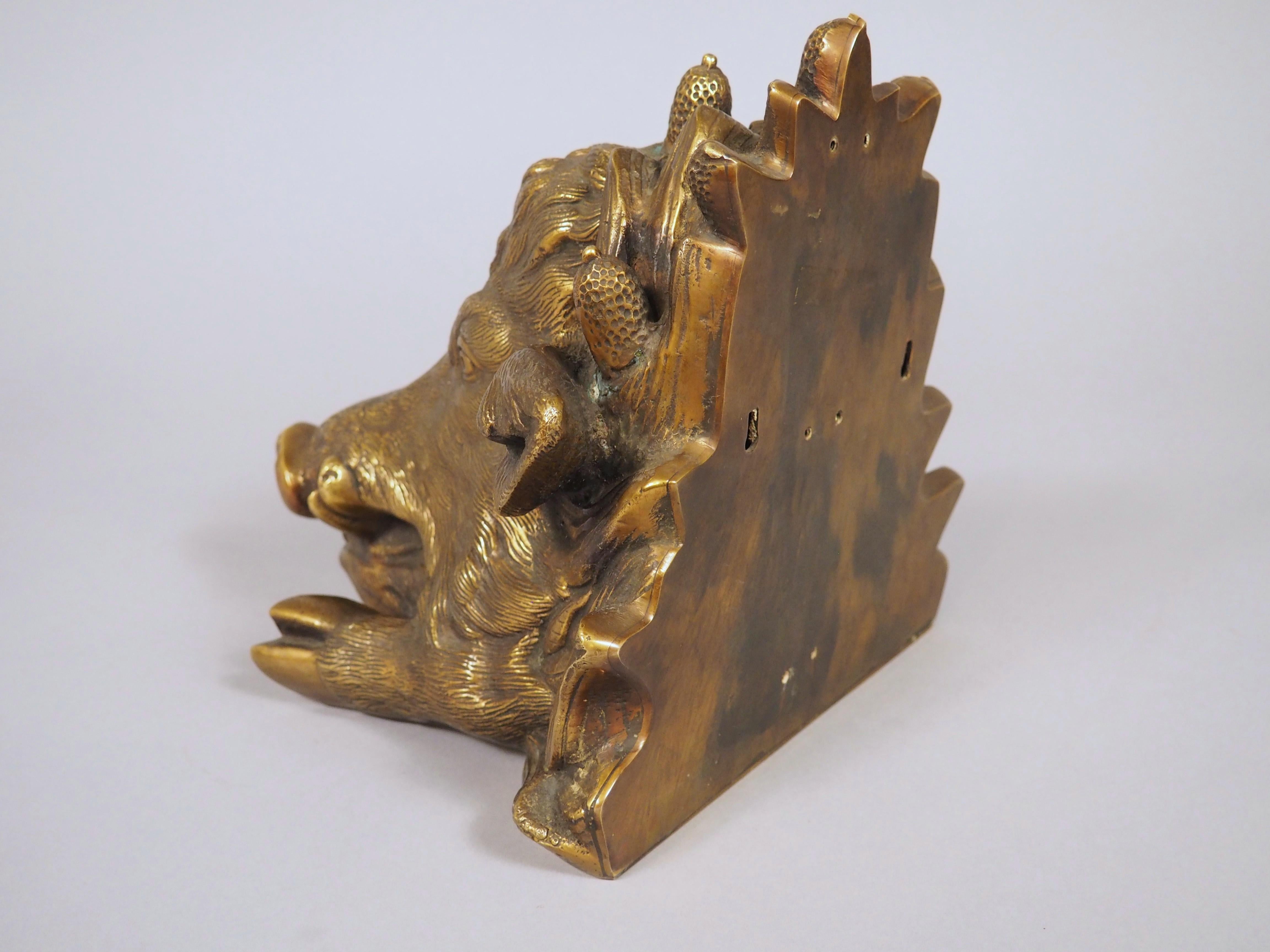 Ulteriori informazioni in arrivo...

Risalente al 1965 circa, questa testa di cinghiale in bronzo dorato è ben dettagliata.  La scultura francese da parete può essere utilizzata anche come base per una lampada da tavolo.