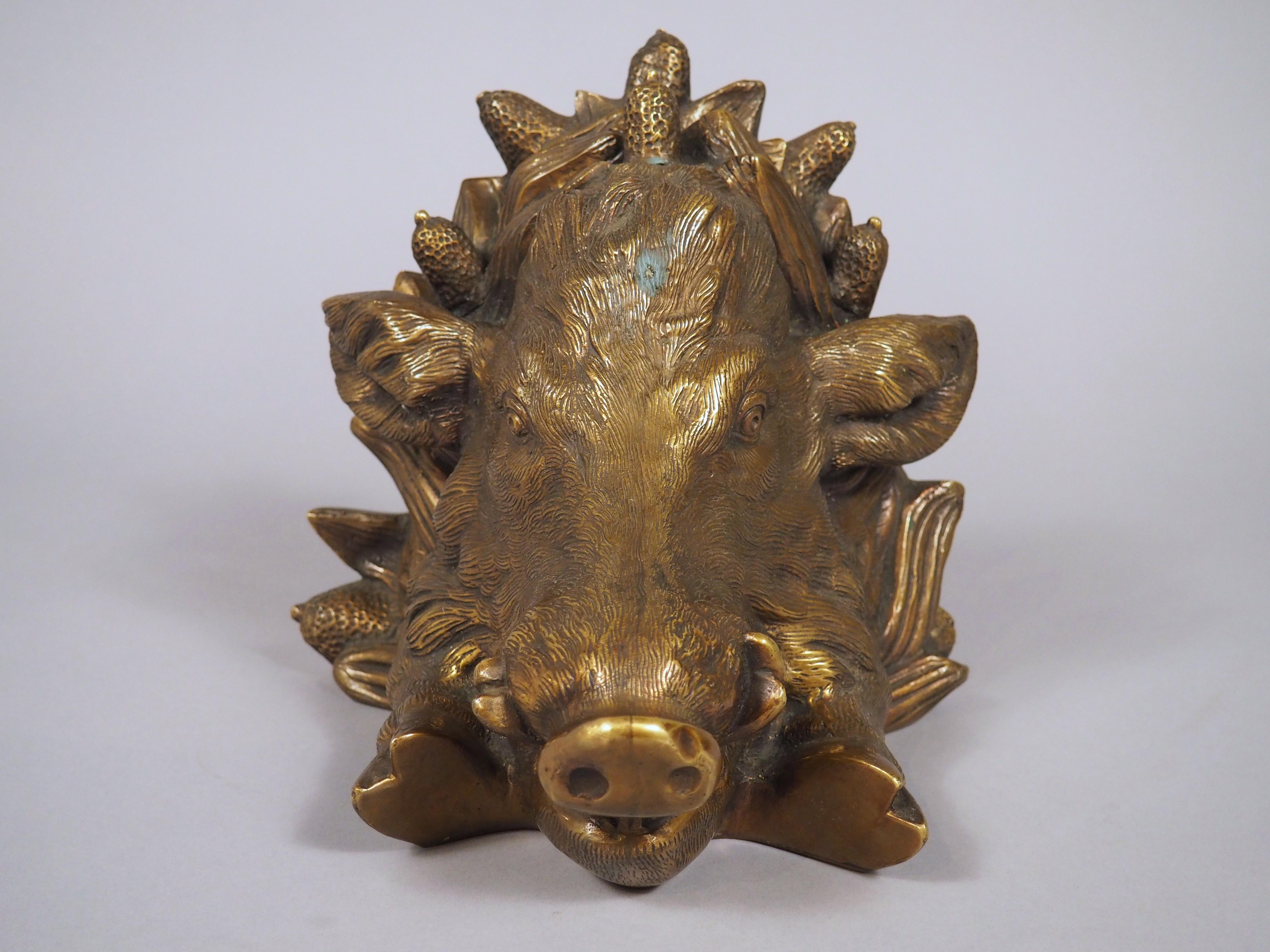 Scultura in bronzo dorato francese di cinghiale del 1965 circa, base per lampada o da parete in vendita 1