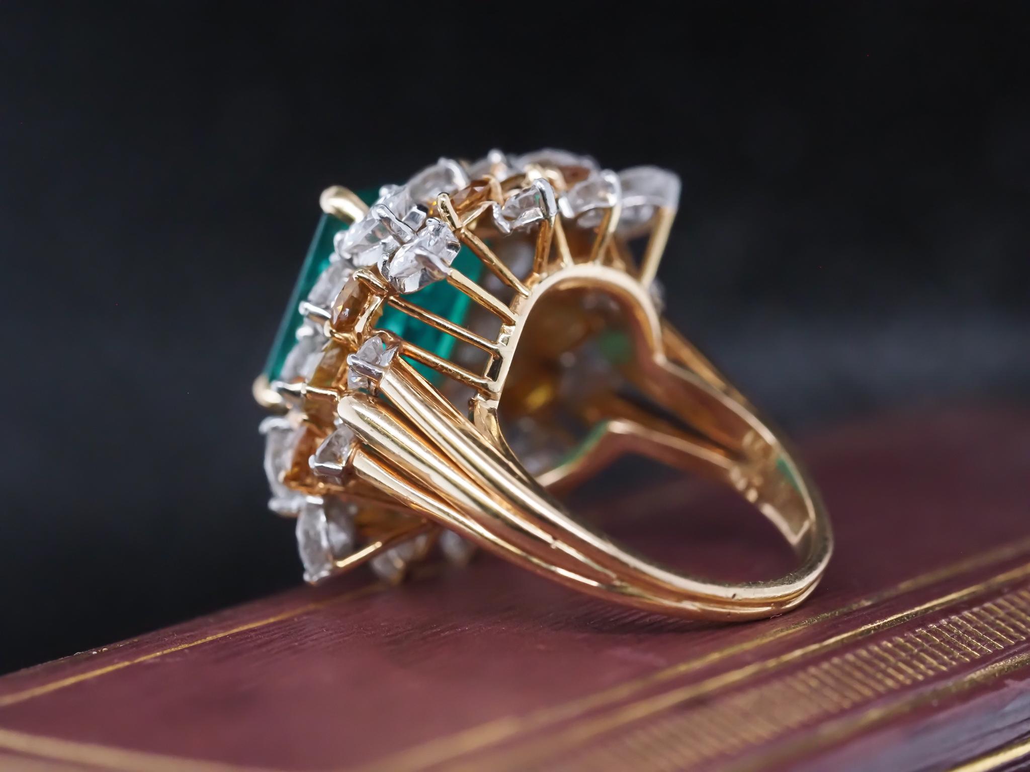 Circa 1967 Bague Vintage 7.91ct Emeraude et Diamant de couleur fantaisie d'Oscar Heyman 6