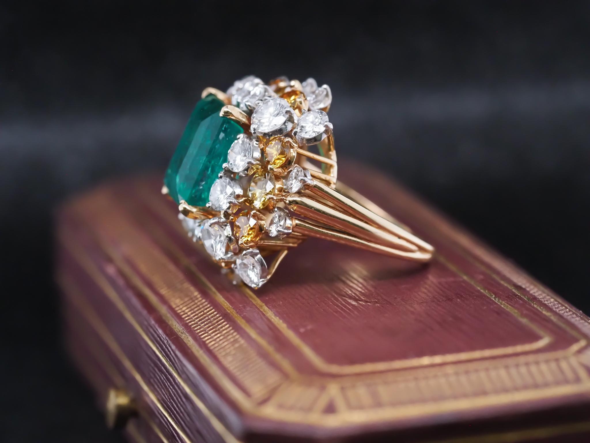Circa 1967 Bague Vintage 7.91ct Emeraude et Diamant de couleur fantaisie d'Oscar Heyman 7