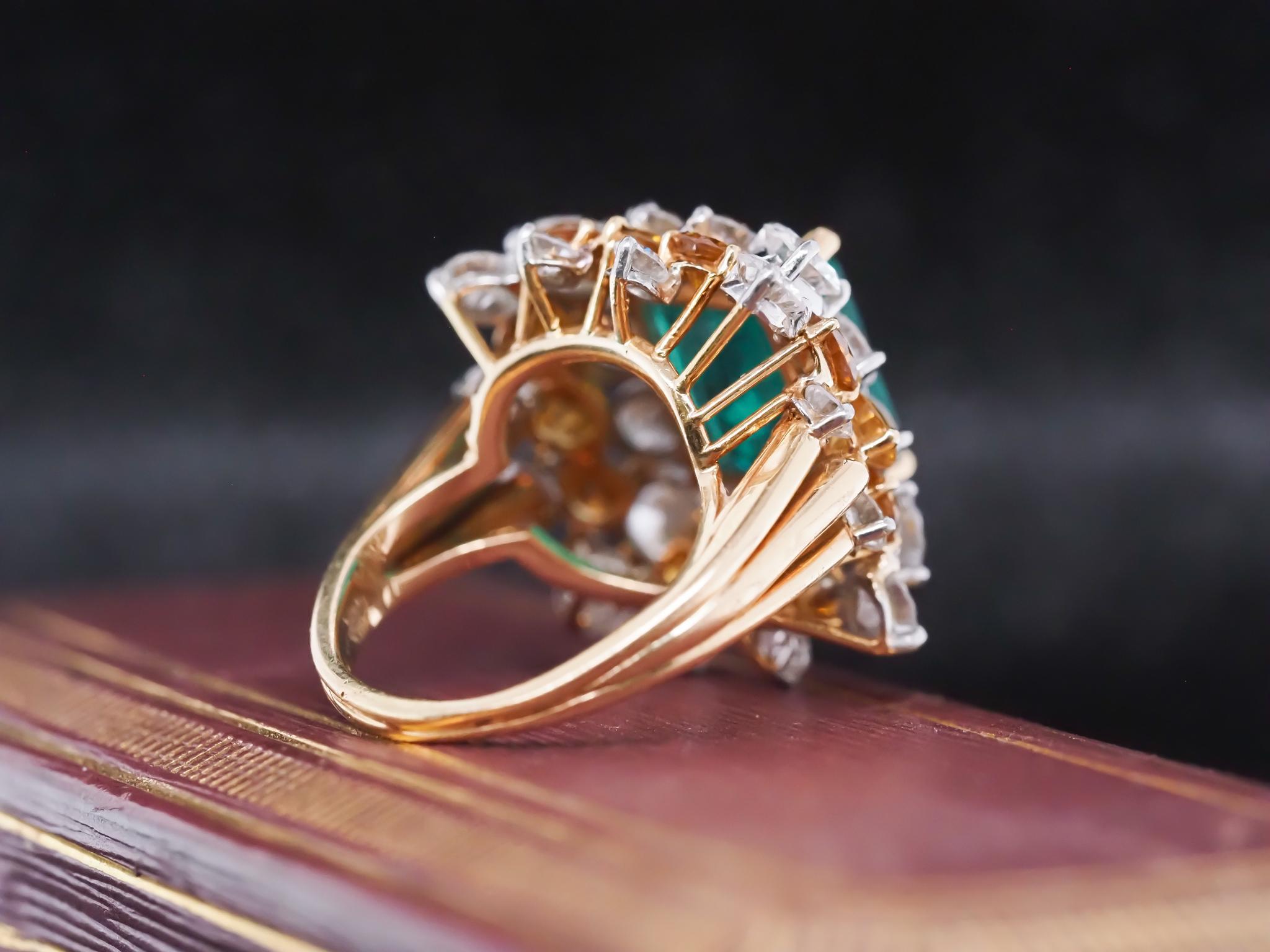 Circa 1967 Bague Vintage 7.91ct Emeraude et Diamant de couleur fantaisie d'Oscar Heyman 8