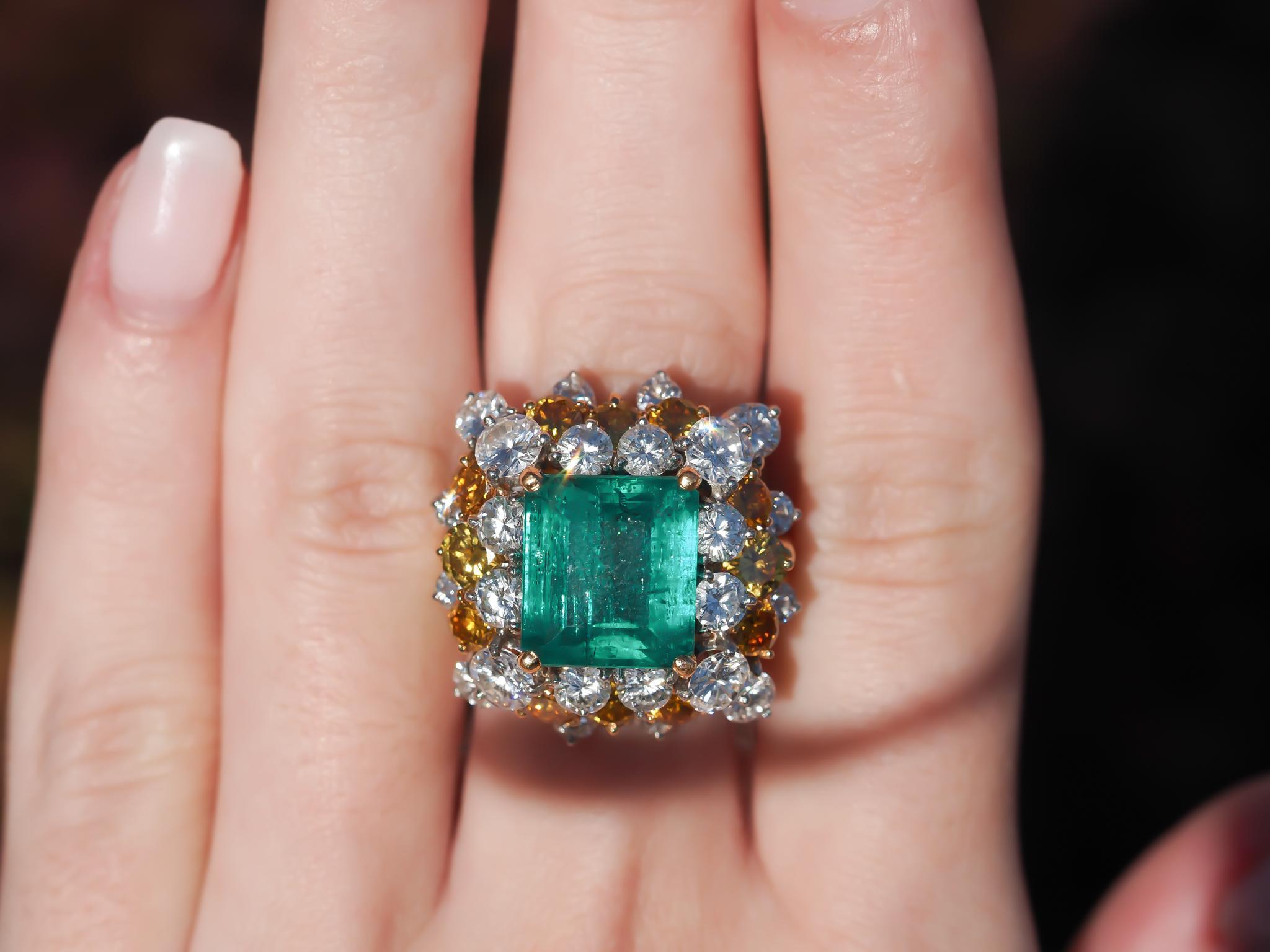 Circa 1967 Bague Vintage 7.91ct Emeraude et Diamant de couleur fantaisie d'Oscar Heyman Bon état à Hicksville, NY