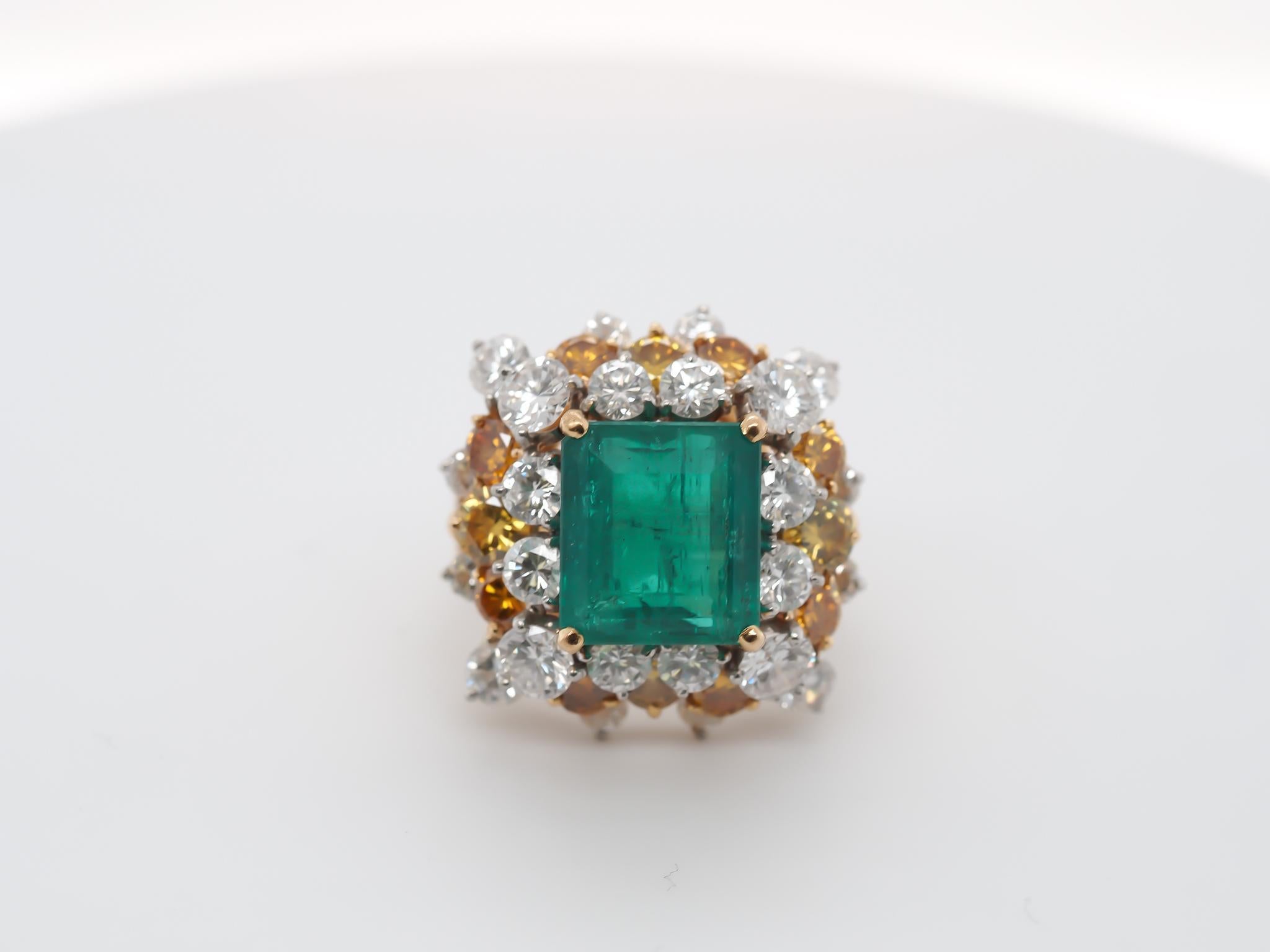 Circa 1967 Bague Vintage 7.91ct Emeraude et Diamant de couleur fantaisie d'Oscar Heyman 1