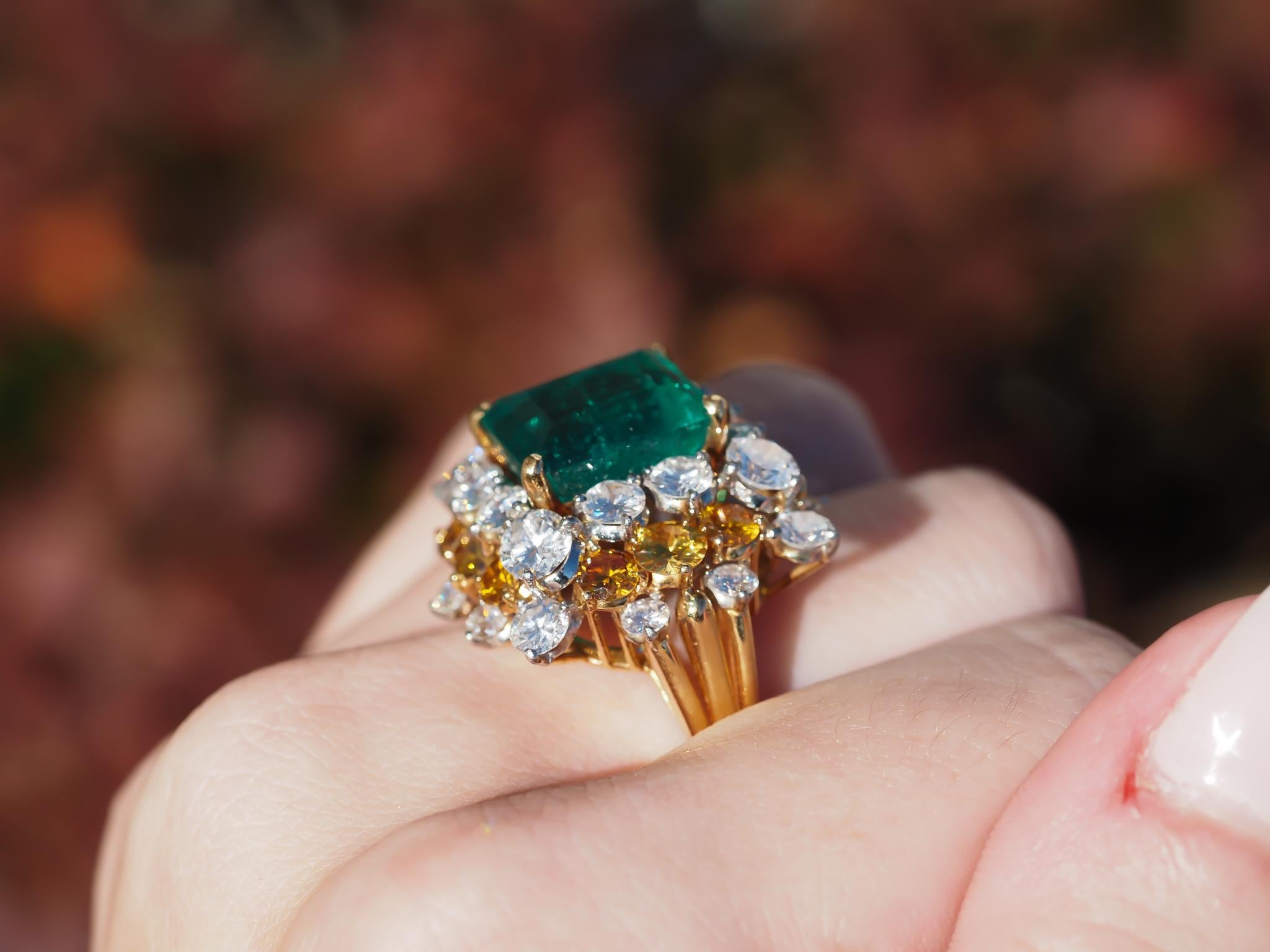 Circa 1967 Bague Vintage 7.91ct Emeraude et Diamant de couleur fantaisie d'Oscar Heyman 2