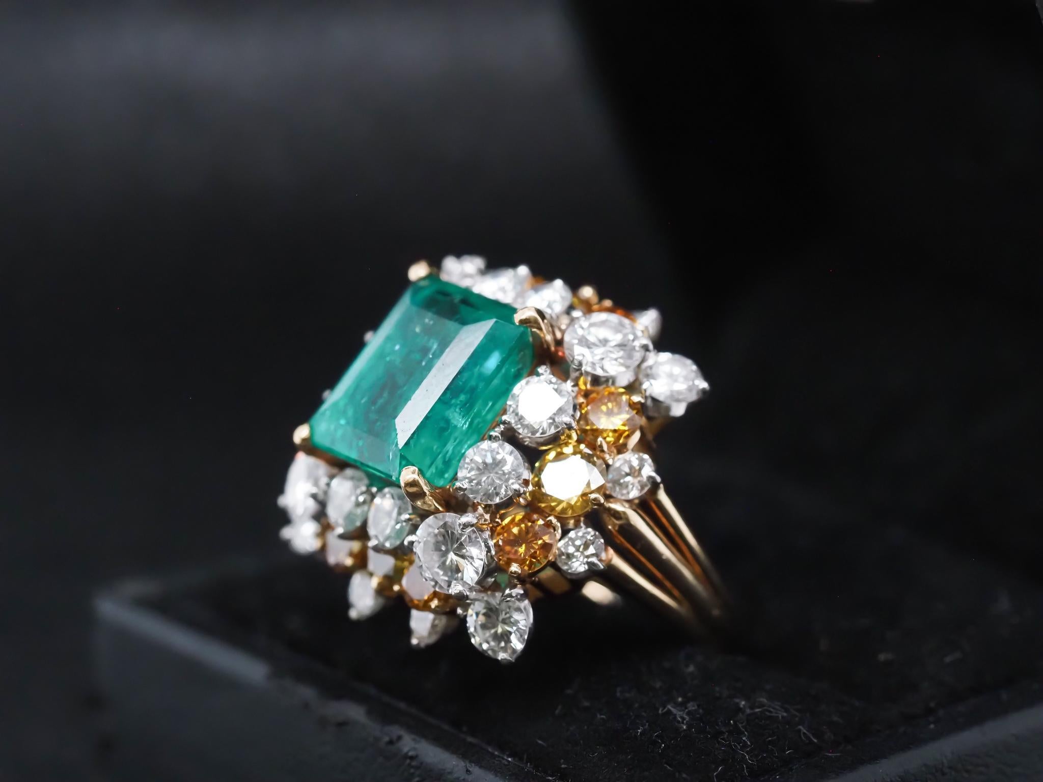 Circa 1967 Bague Vintage 7.91ct Emeraude et Diamant de couleur fantaisie d'Oscar Heyman 3