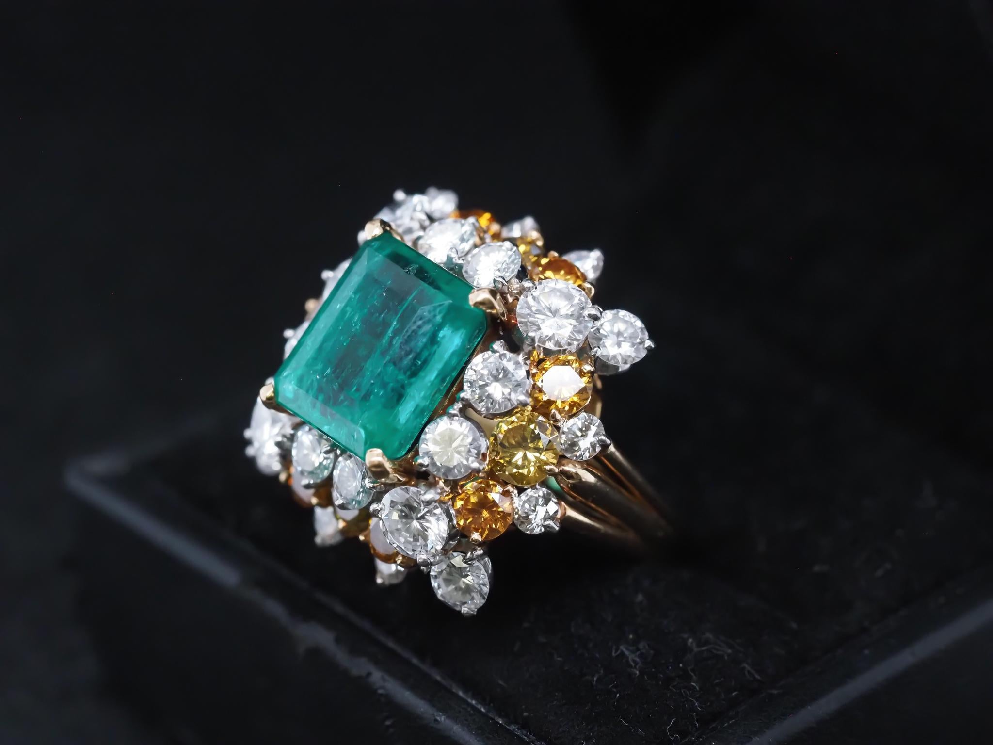 Circa 1967 Bague Vintage 7.91ct Emeraude et Diamant de couleur fantaisie d'Oscar Heyman 4
