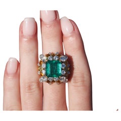 Circa 1967 Bague Vintage 7.91ct Emeraude et Diamant de couleur fantaisie d'Oscar Heyman