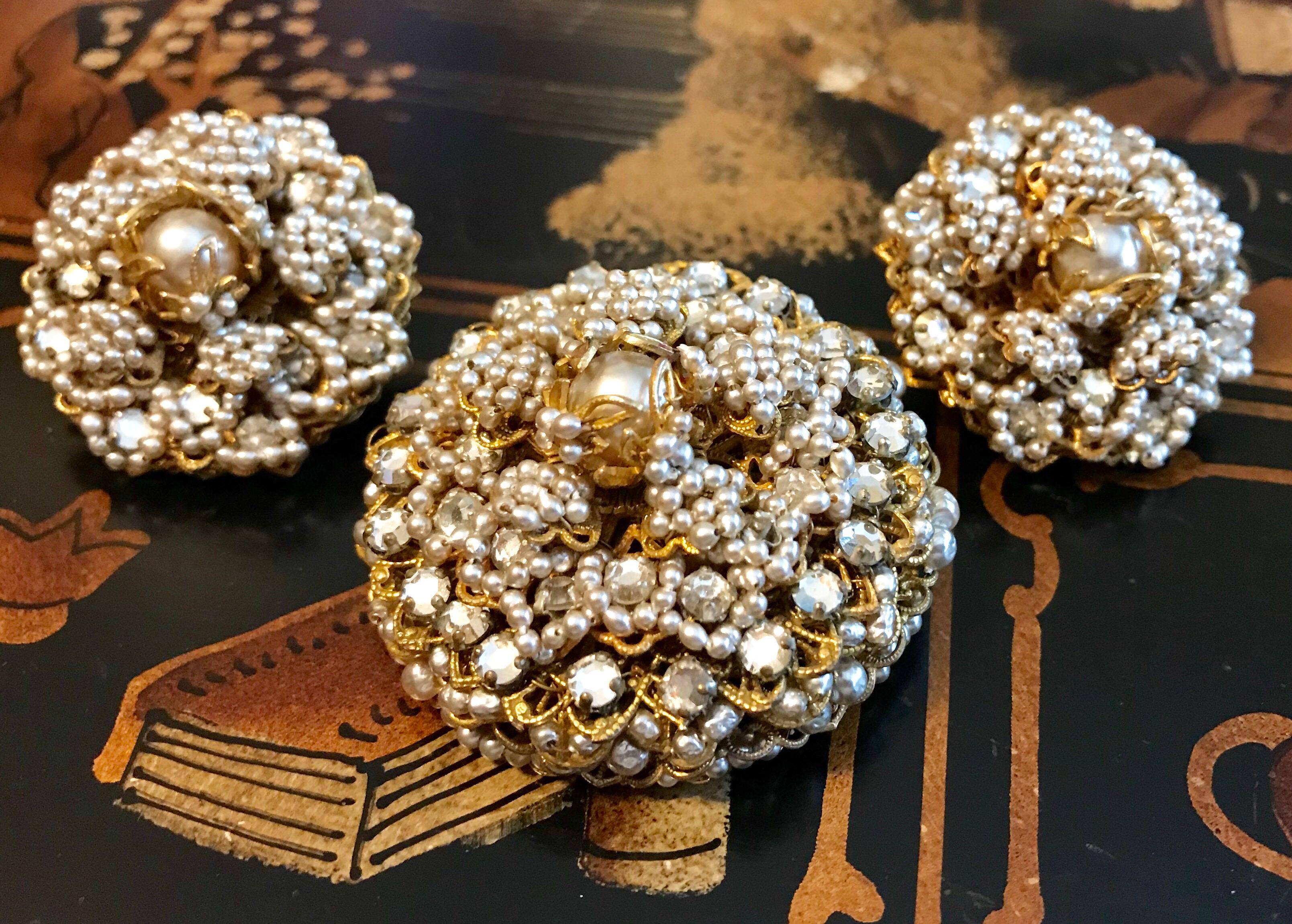 Circa 1968 William deLillo Faux-Pearl Brooch and Earrings In Good Condition For Sale In Long Beach, CA