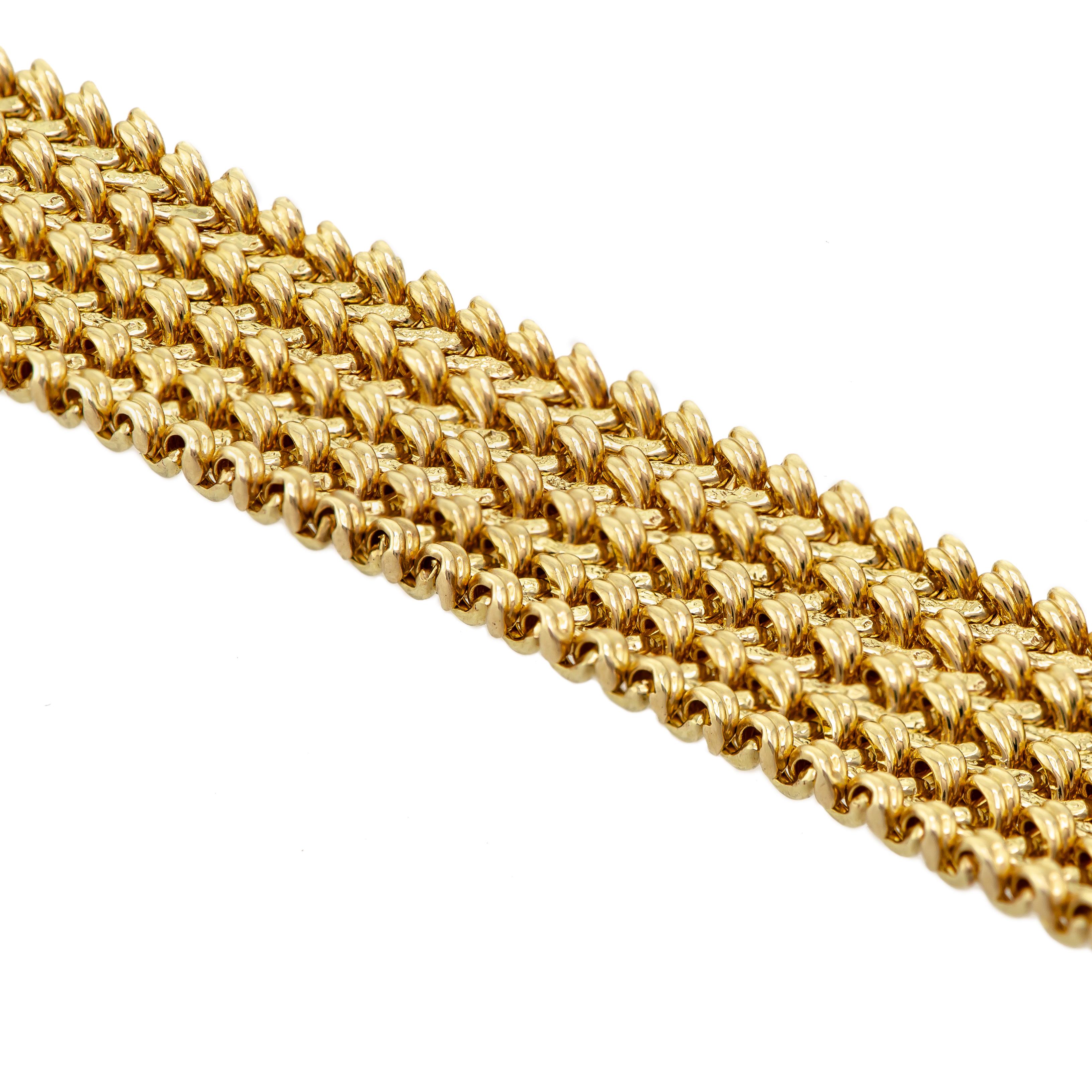 Taille ronde Bracelet large souple en or jaune 14 carats et diamants, datant d'environ 1970 en vente