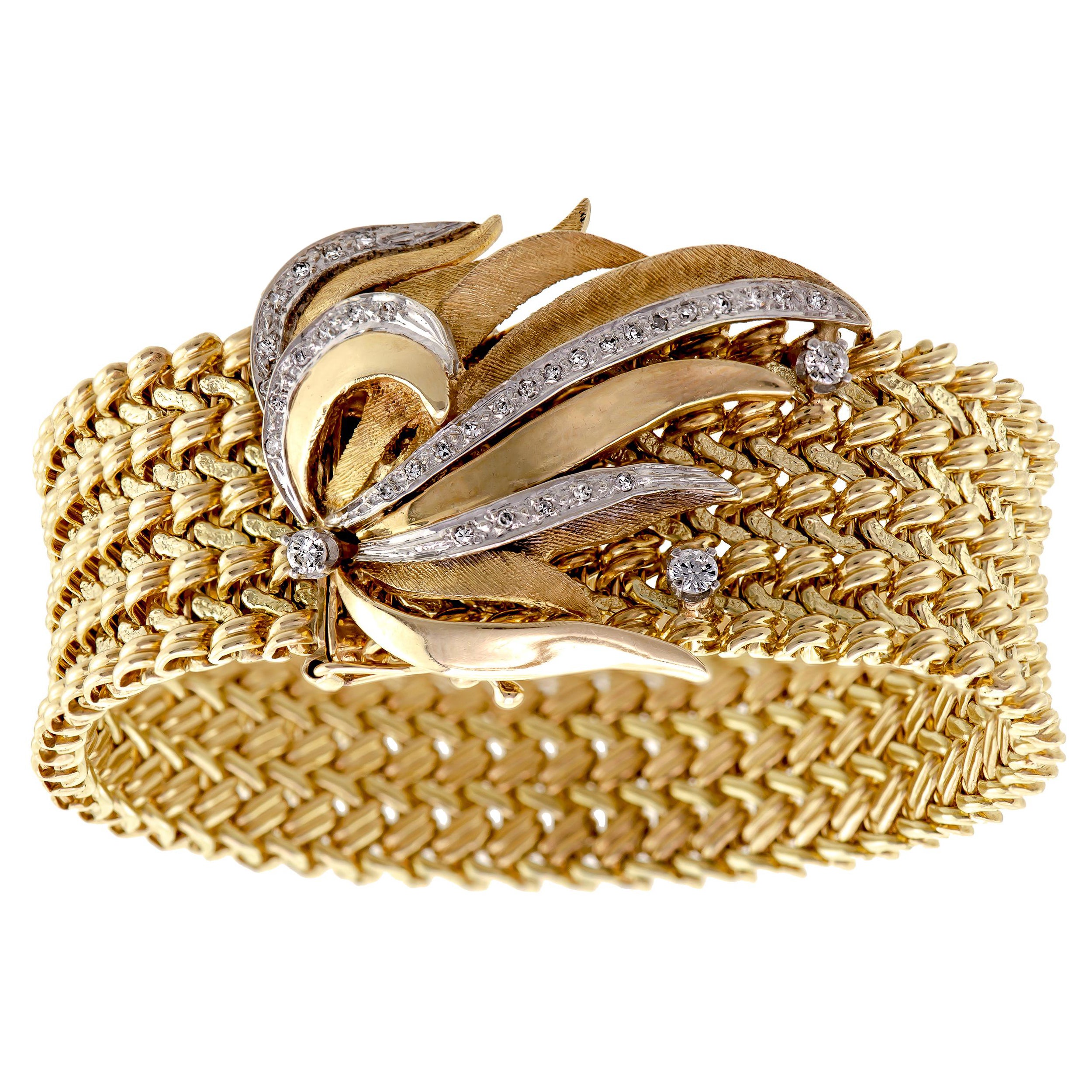Circa 1970 Pulsera flexible ancha de oro amarillo de 14 quilates y spray de diamantes en venta