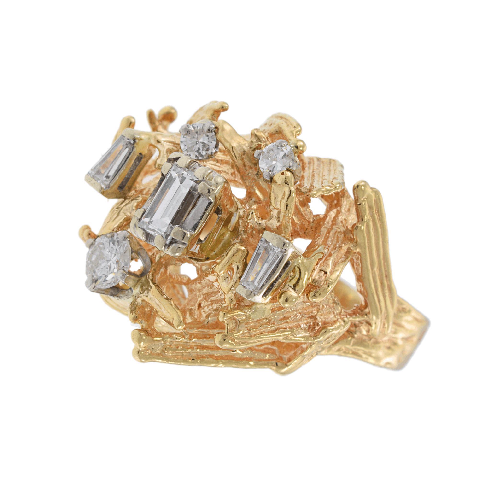 Taille ronde Circa 1970 Bague en or jaune 14KT avec diamant taille émeraude en vente