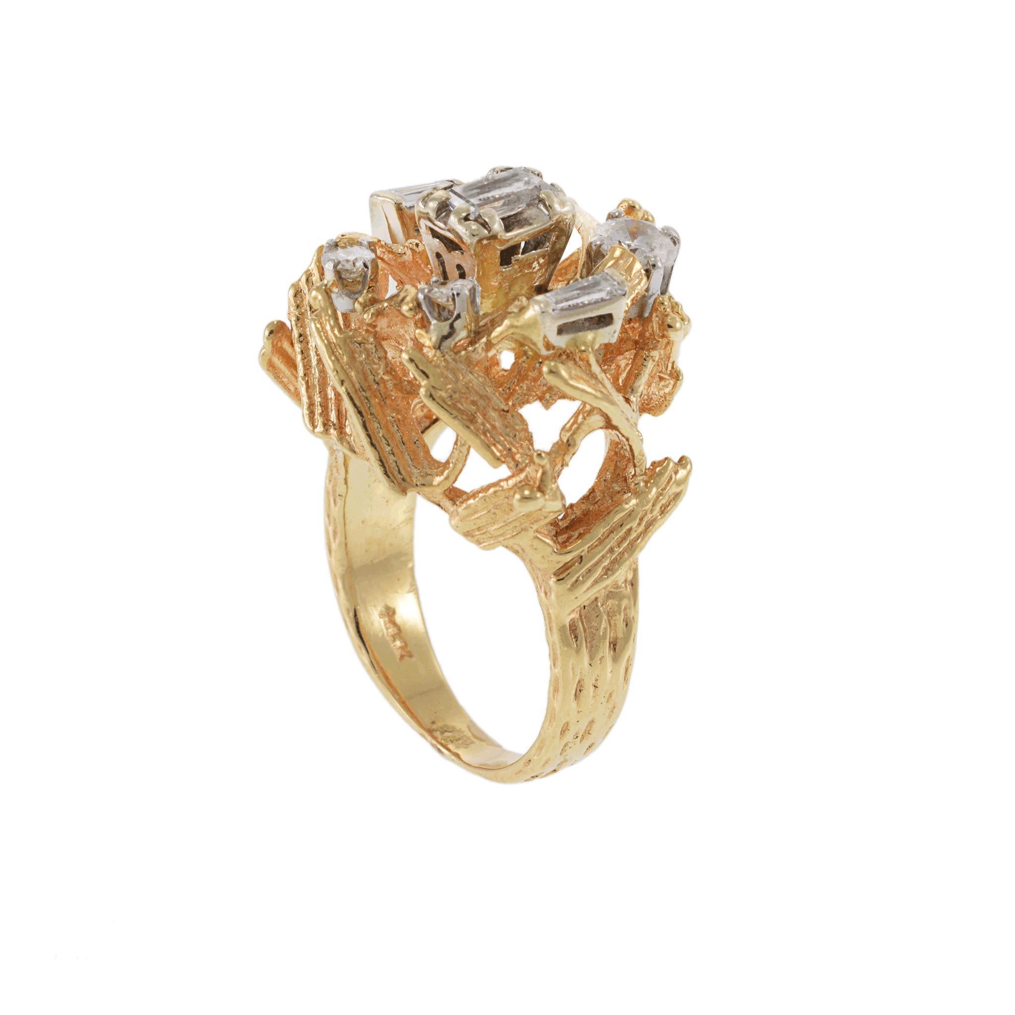 Circa 1970 Bague en or jaune 14KT avec diamant taille émeraude en vente 1
