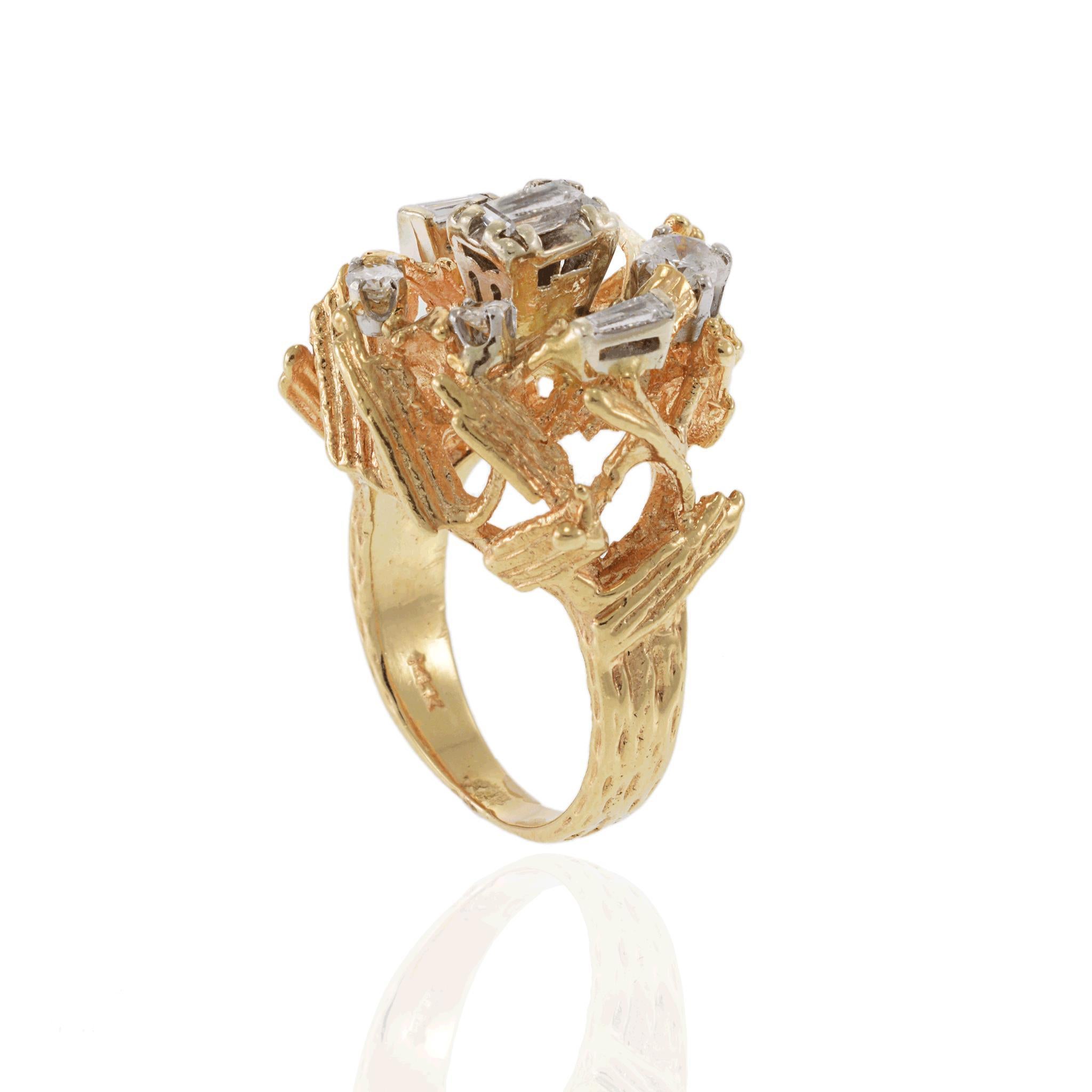 Circa 1970 Bague en or jaune 14KT avec diamant taille émeraude en vente 2
