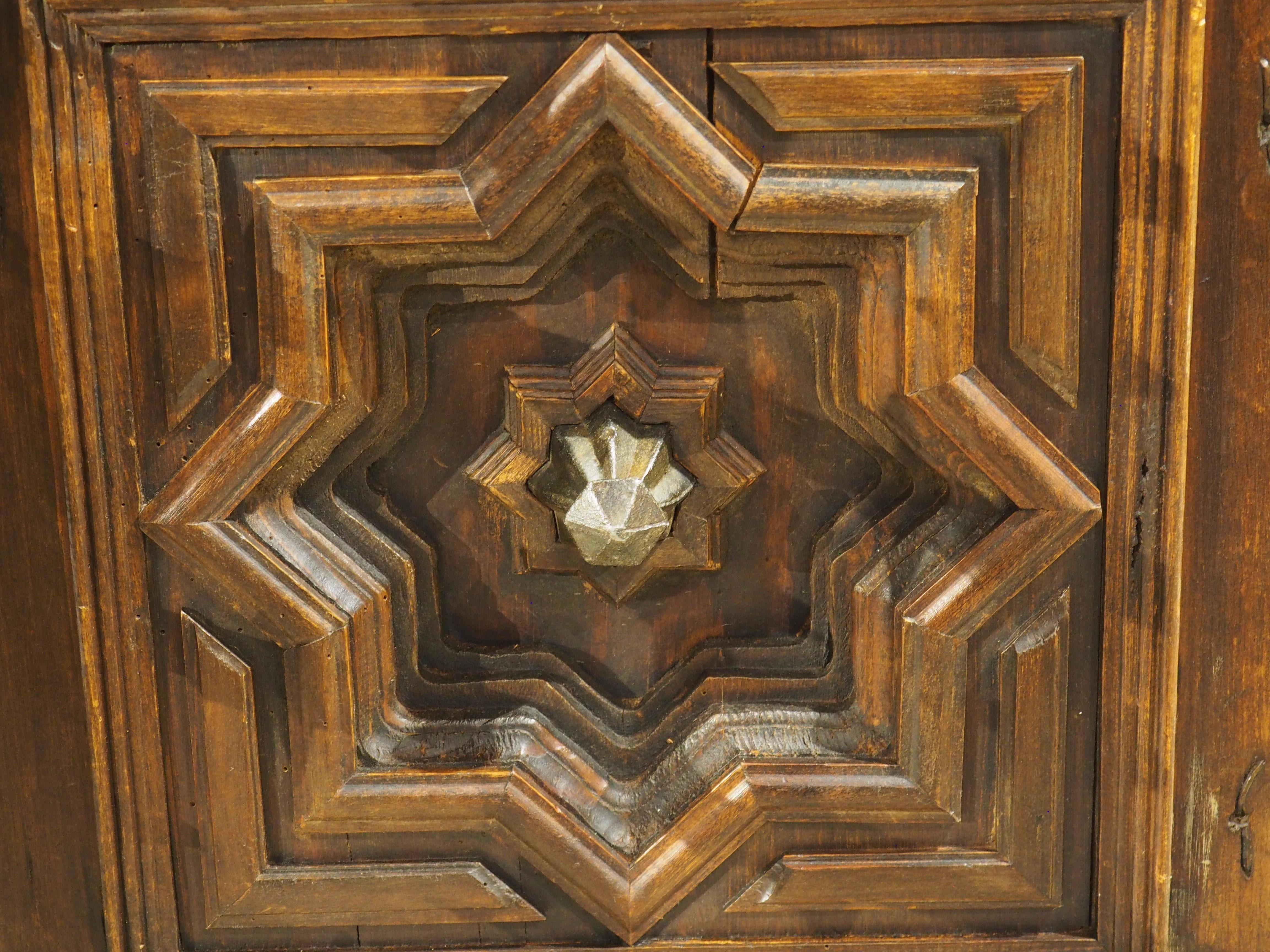 Circa 1970 Enfilade a 4 porte con pannelli geometrici profondi e top in pietra fossile nera in vendita 4