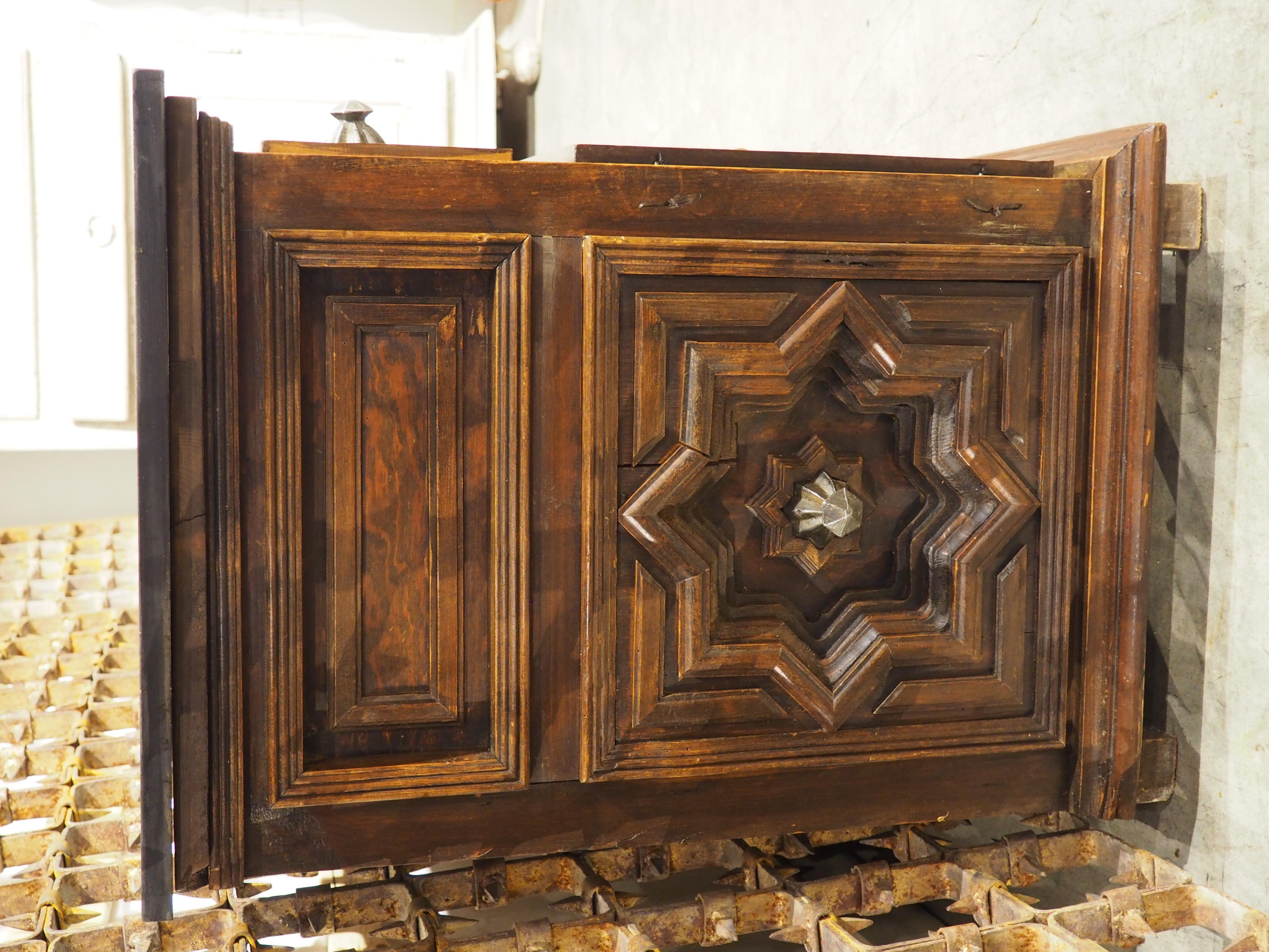 Circa 1970 Enfilade a 4 porte con pannelli geometrici profondi e top in pietra fossile nera in vendita 5