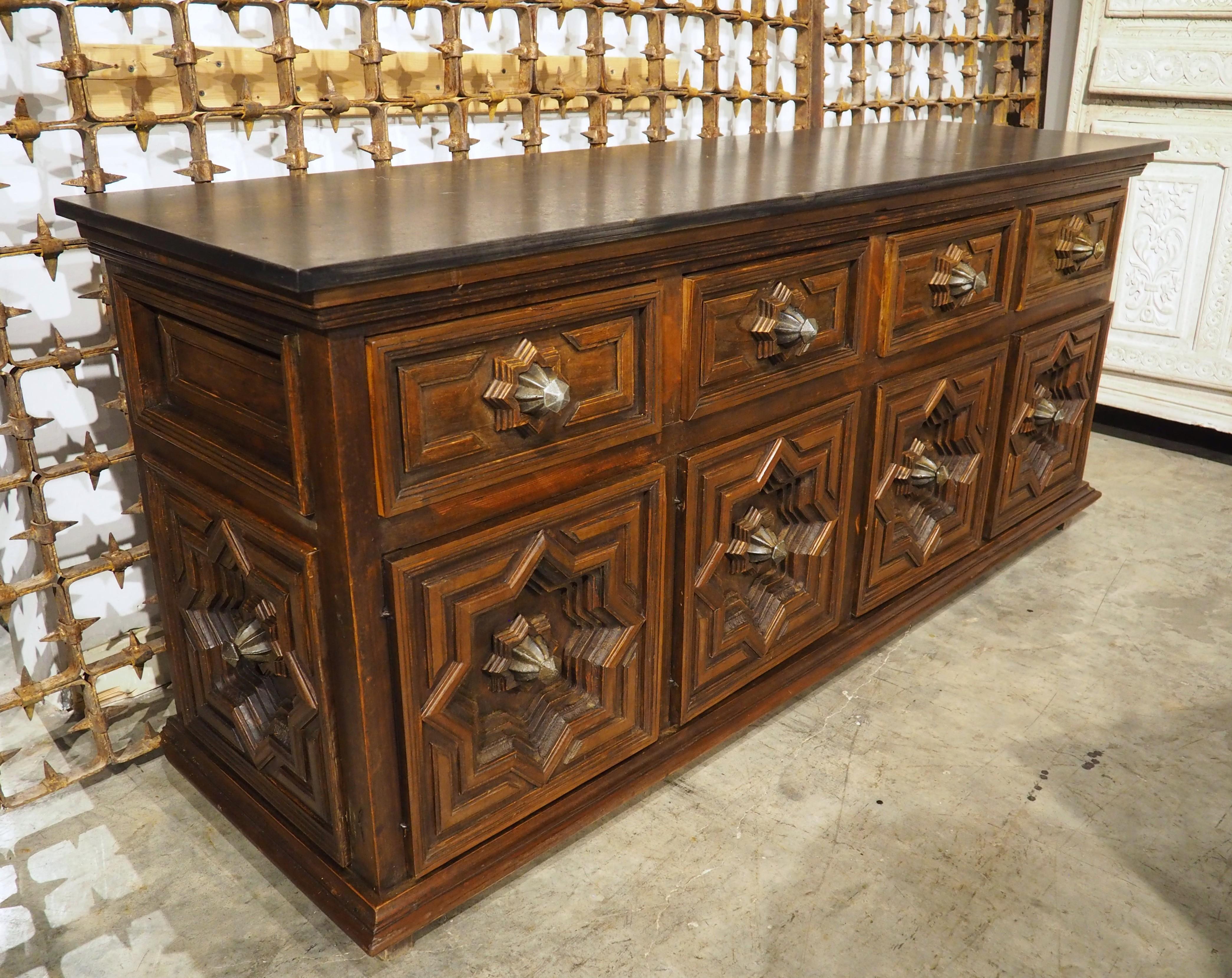 Circa 1970 Enfilade a 4 porte con pannelli geometrici profondi e top in pietra fossile nera in vendita 6