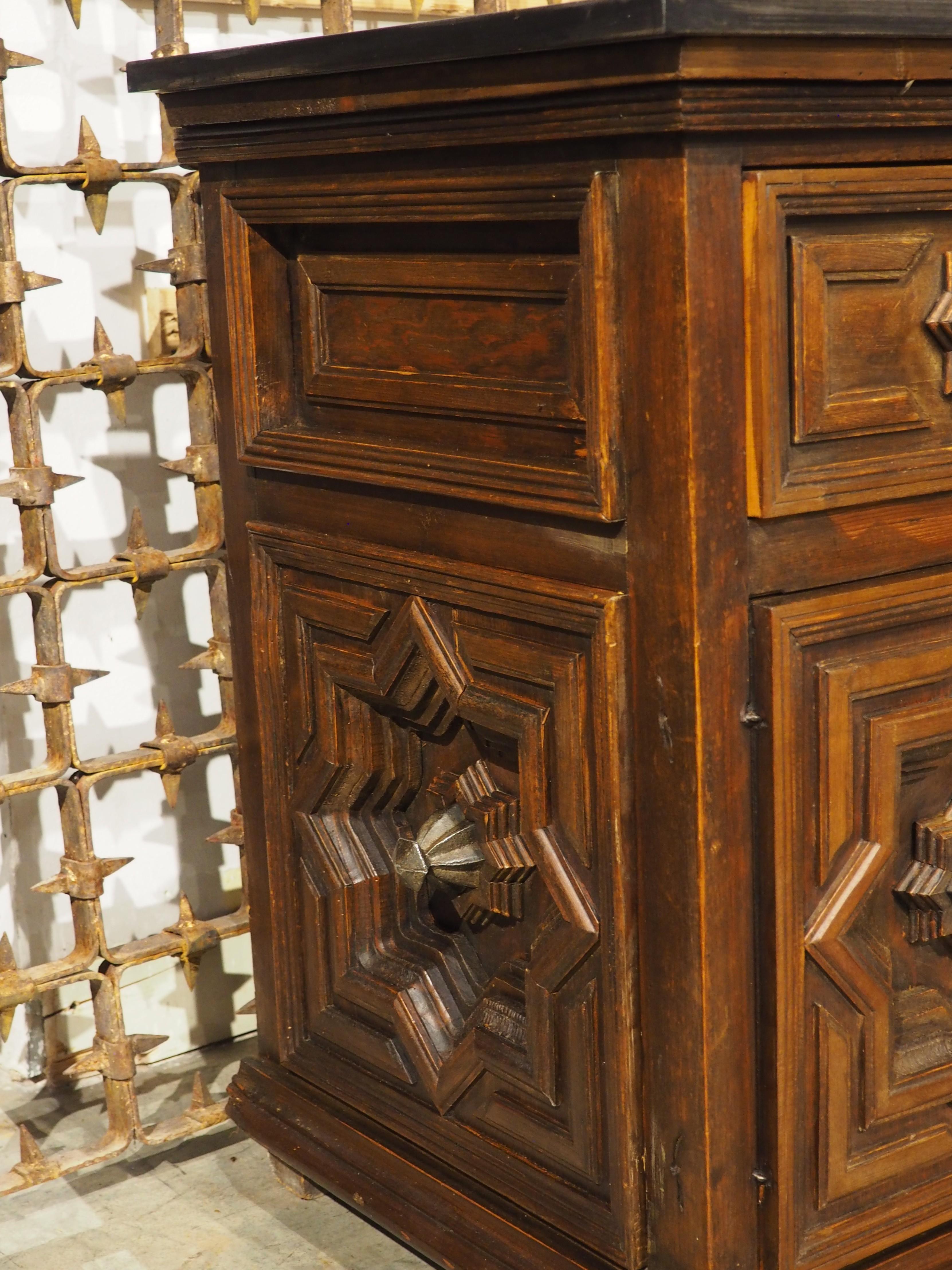 Circa 1970 Enfilade a 4 porte con pannelli geometrici profondi e top in pietra fossile nera in vendita 7