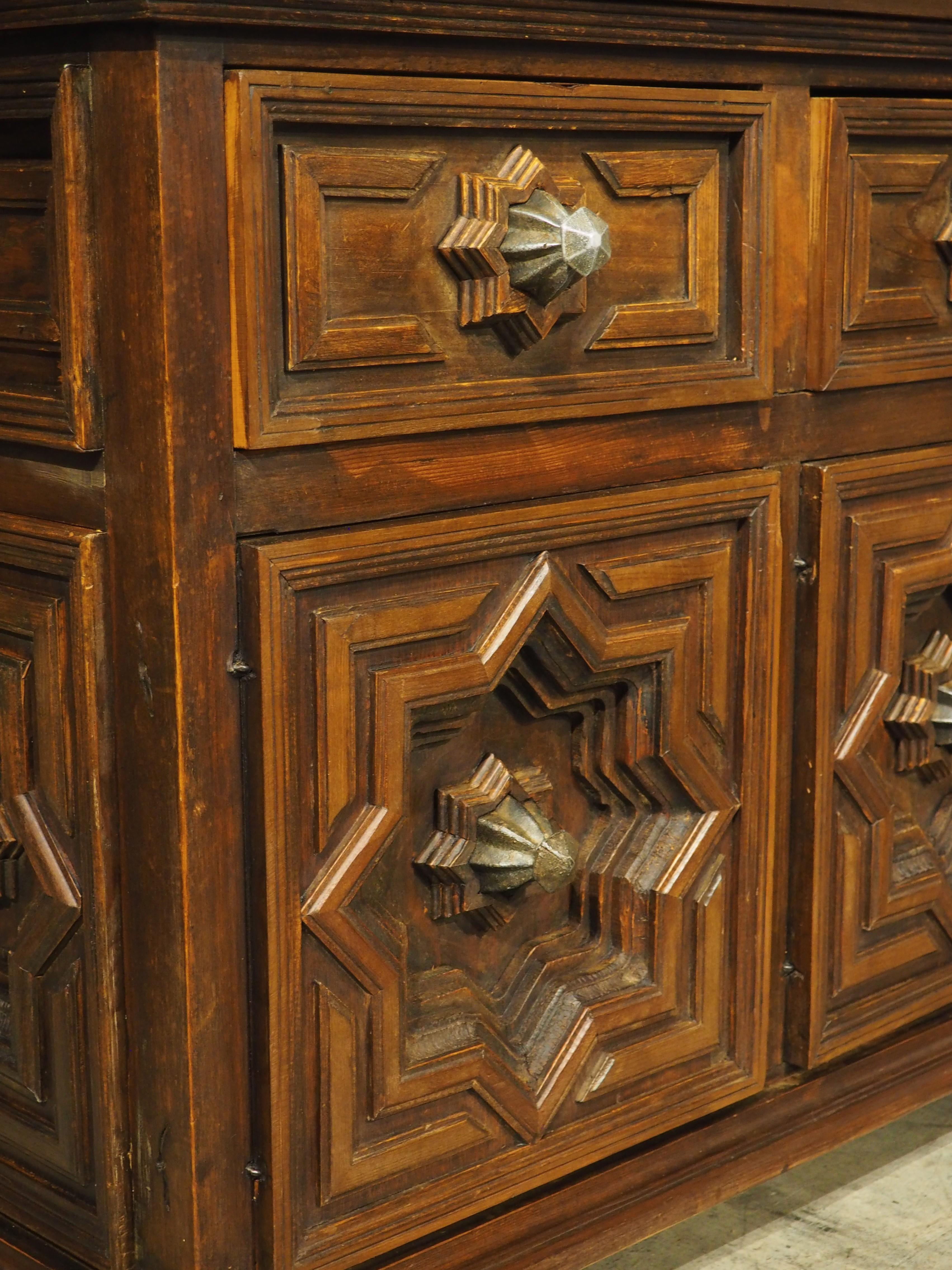 Circa 1970 Enfilade a 4 porte con pannelli geometrici profondi e top in pietra fossile nera in vendita 8