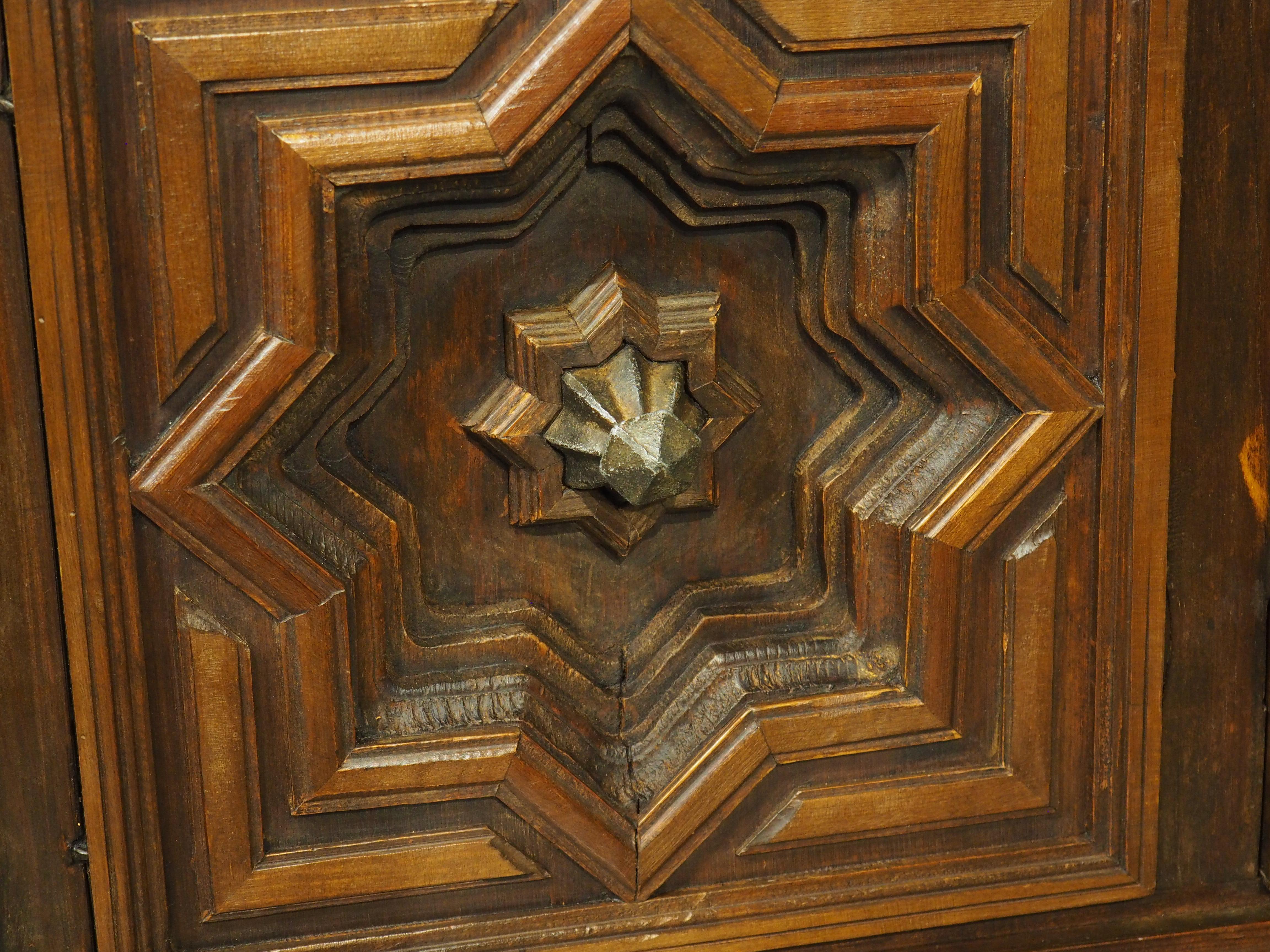 Circa 1970 Enfilade a 4 porte con pannelli geometrici profondi e top in pietra fossile nera in vendita 9