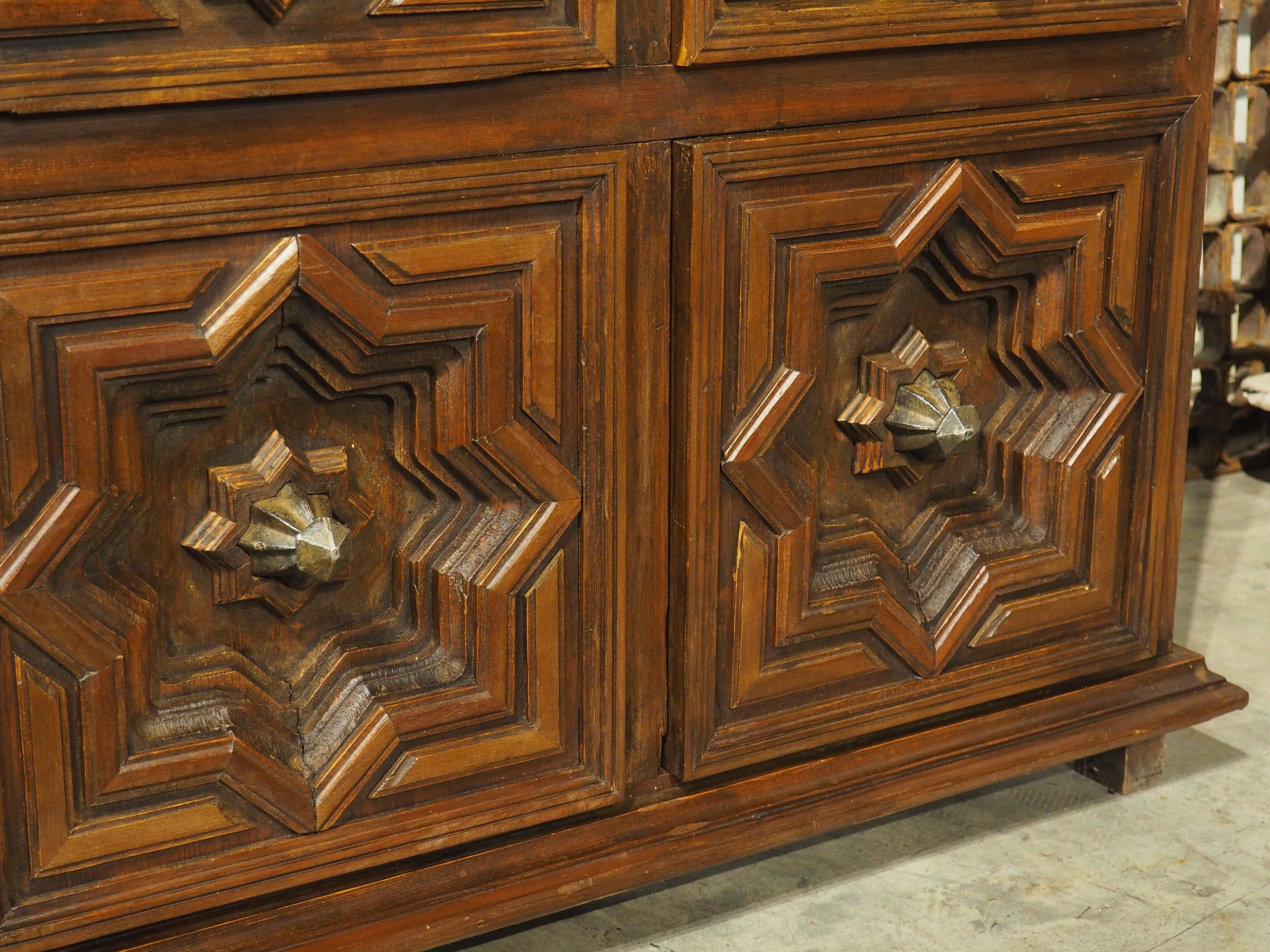 Circa 1970 Enfilade a 4 porte con pannelli geometrici profondi e top in pietra fossile nera in vendita 10