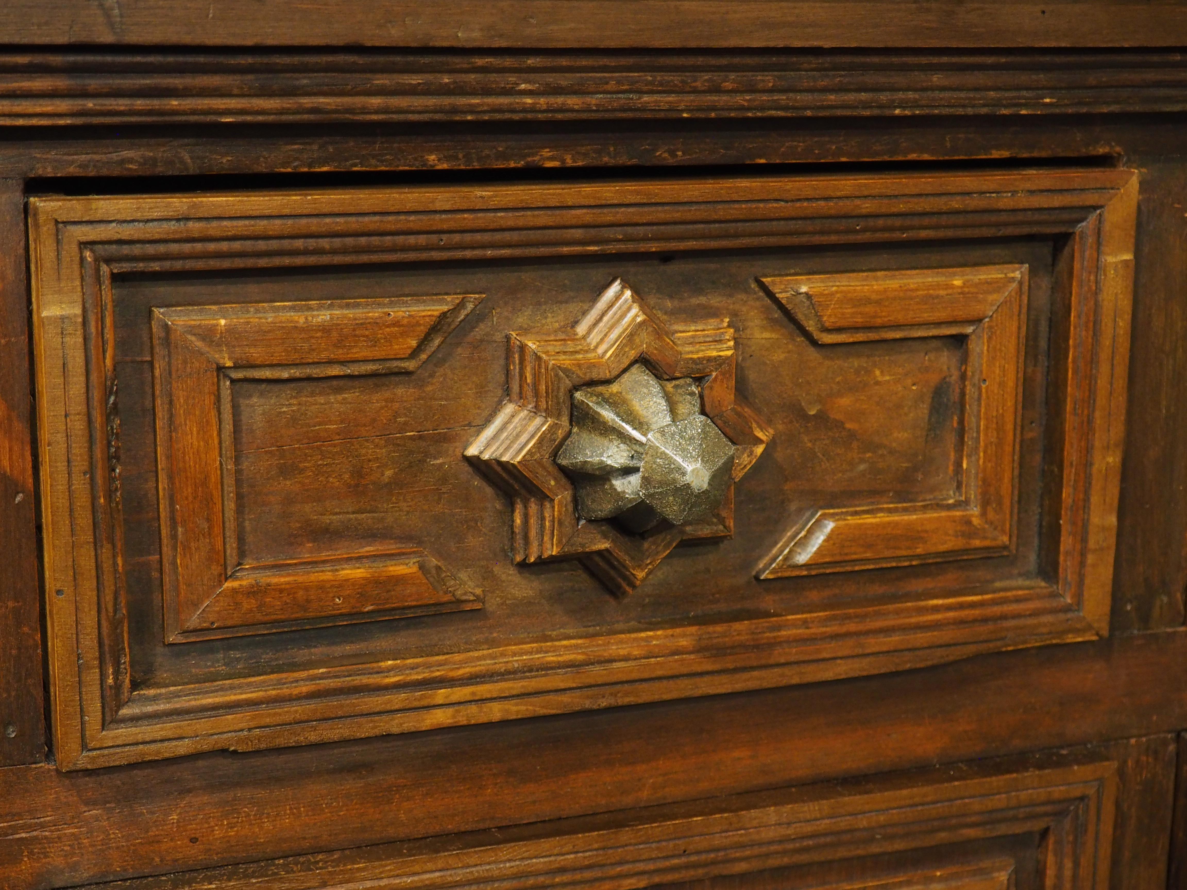 Circa 1970 Enfilade a 4 porte con pannelli geometrici profondi e top in pietra fossile nera in vendita 11