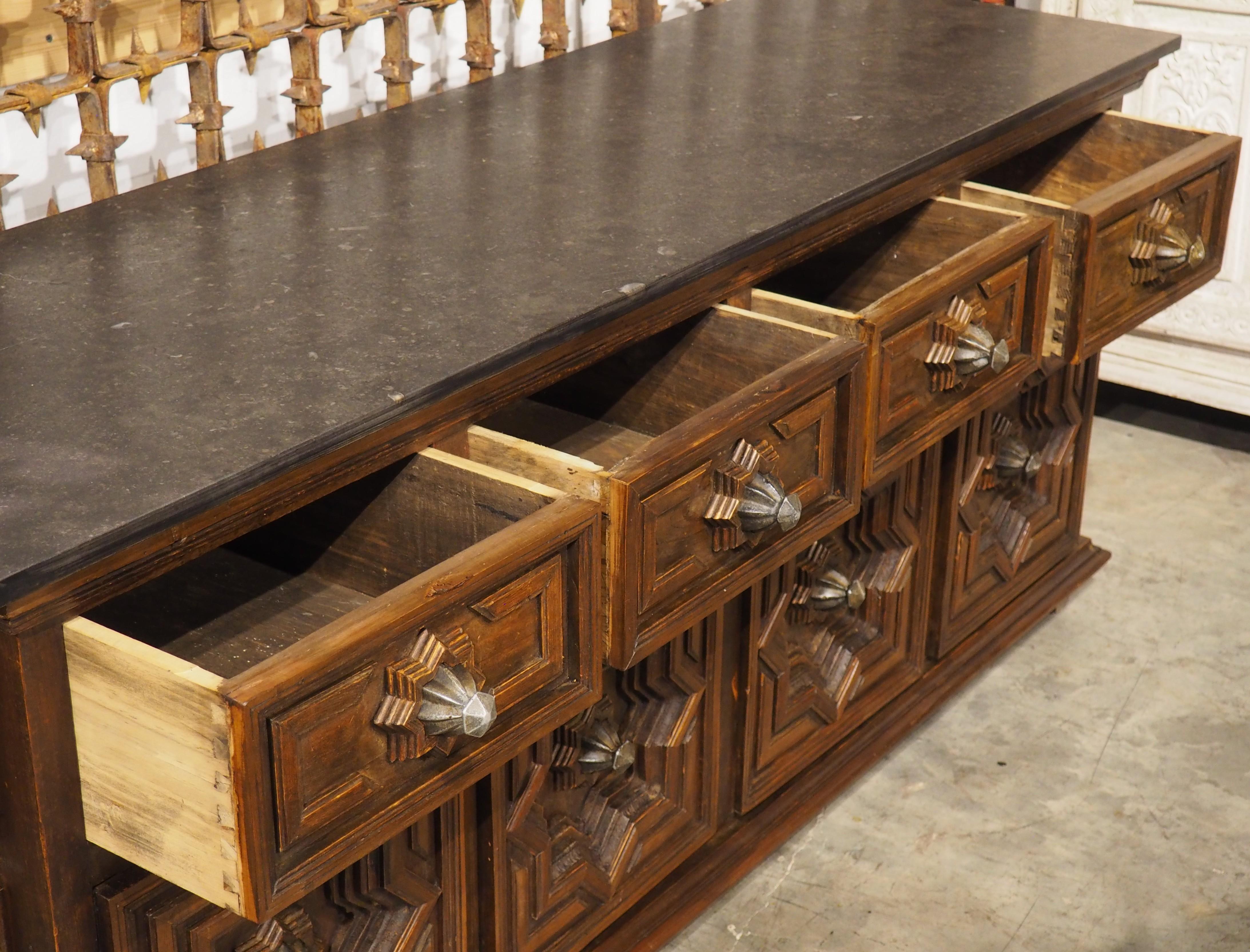 Circa 1970 Enfilade a 4 porte con pannelli geometrici profondi e top in pietra fossile nera in vendita 12