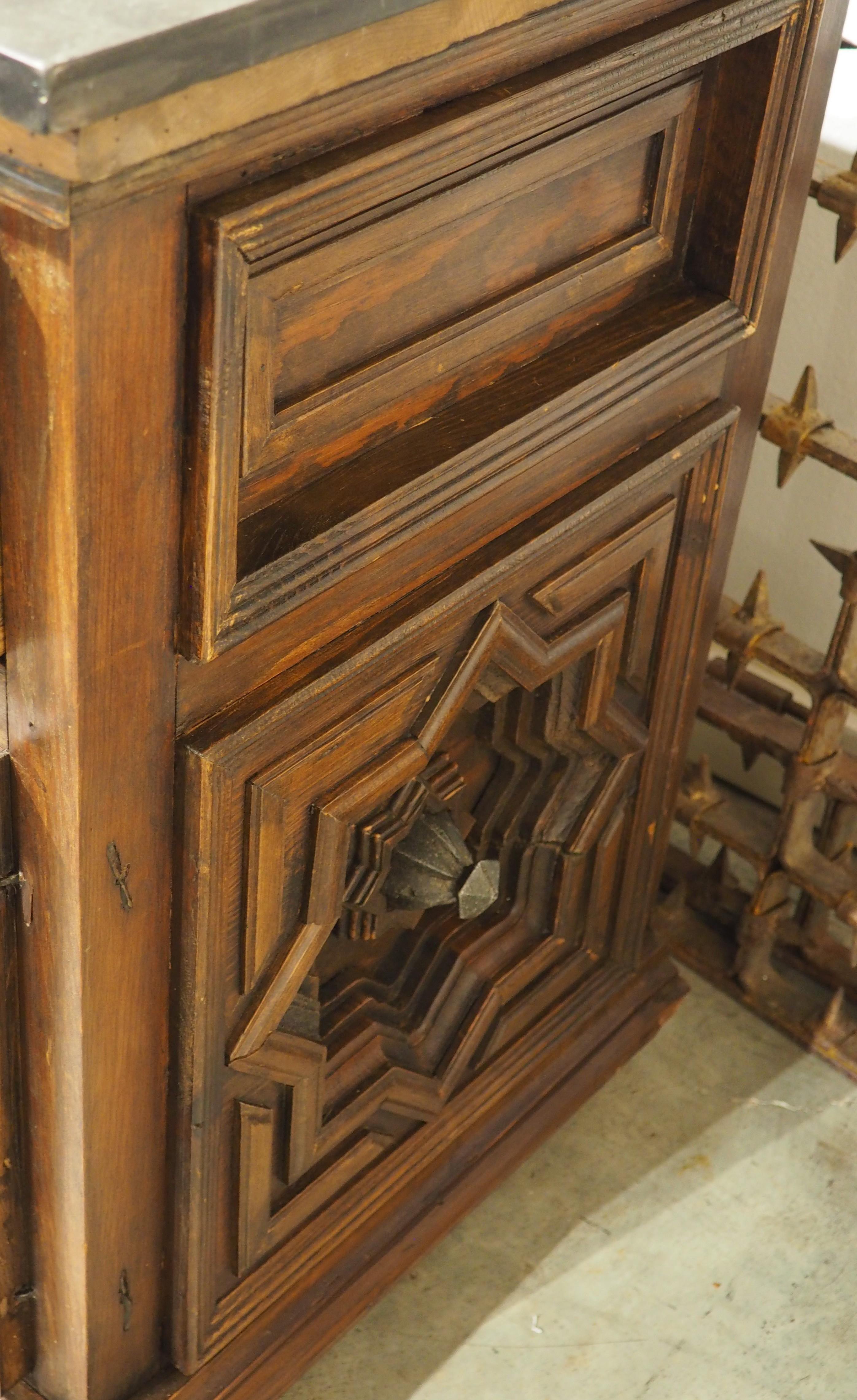 Circa 1970 Enfilade a 4 porte con pannelli geometrici profondi e top in pietra fossile nera in vendita 13