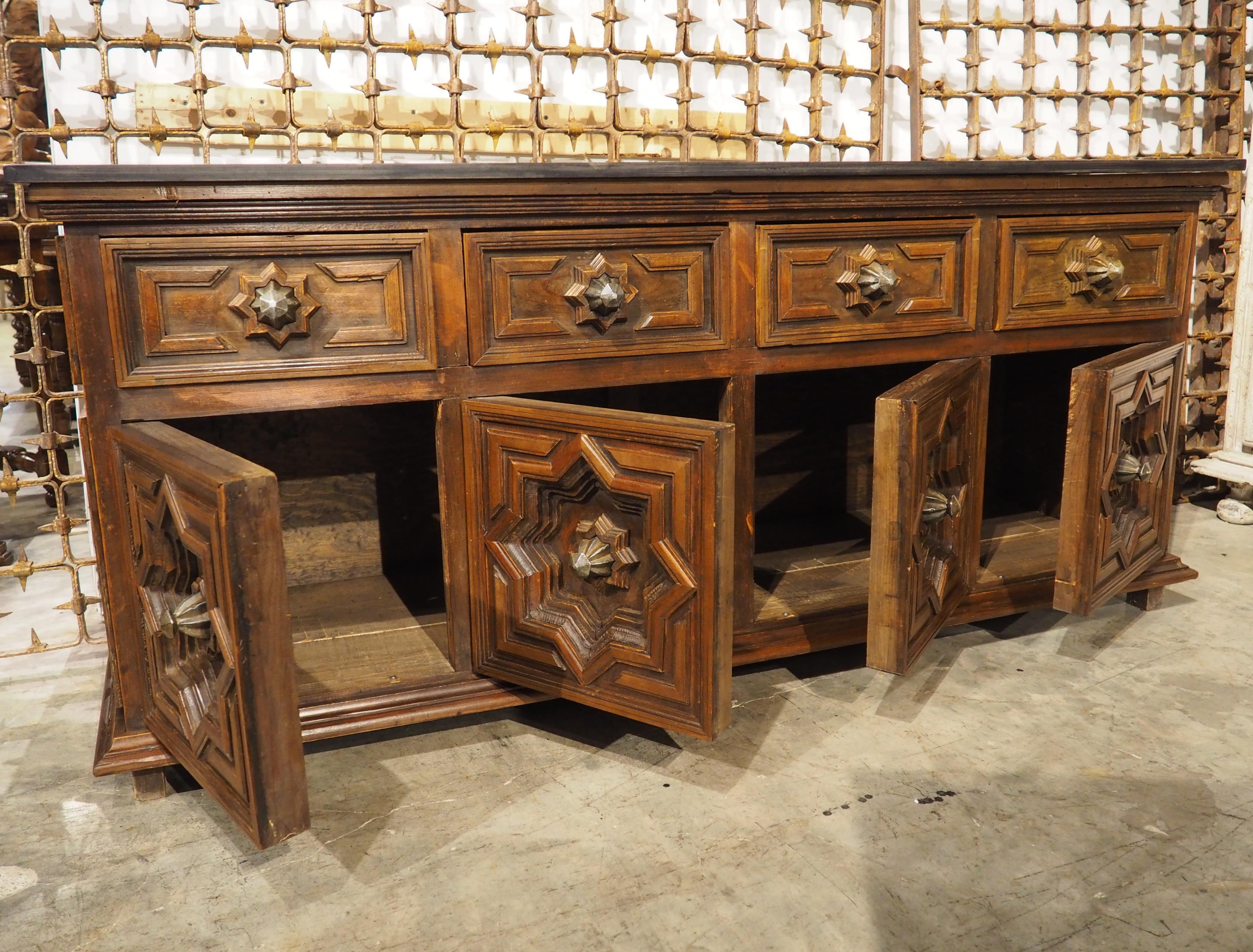 Circa 1970 Enfilade a 4 porte con pannelli geometrici profondi e top in pietra fossile nera in vendita 14