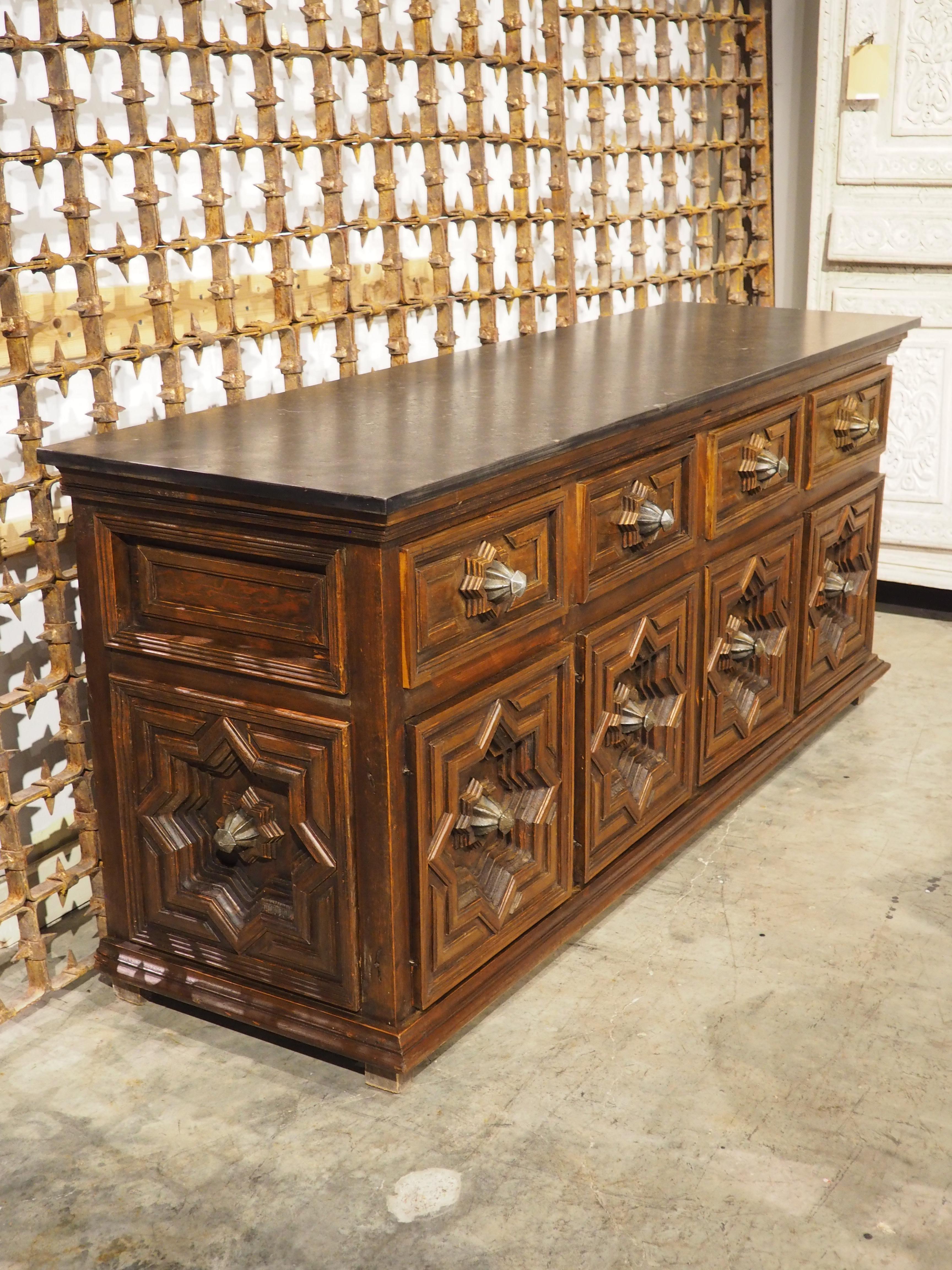 Intagliato a mano Circa 1970 Enfilade a 4 porte con pannelli geometrici profondi e top in pietra fossile nera in vendita