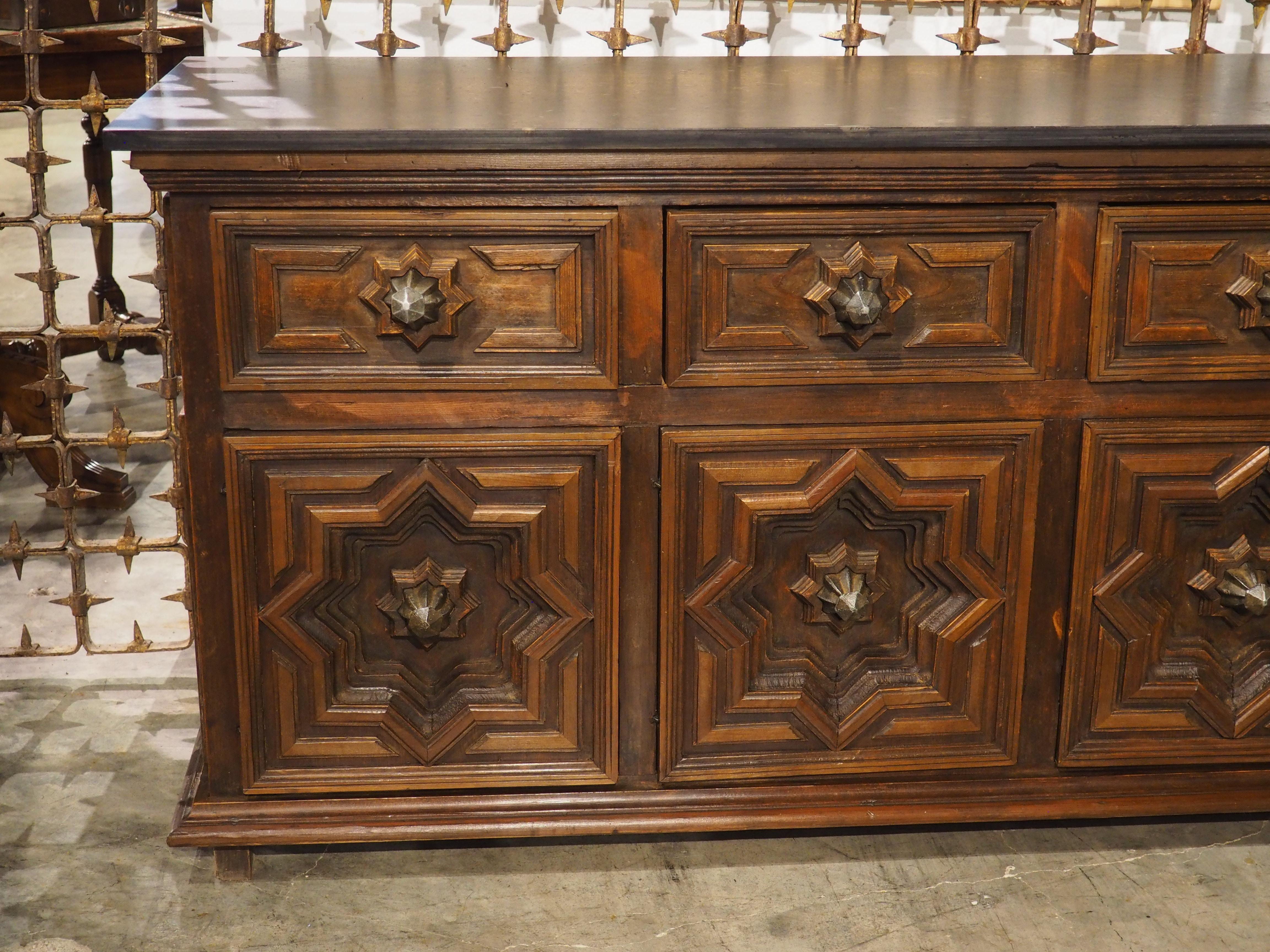 XX secolo Circa 1970 Enfilade a 4 porte con pannelli geometrici profondi e top in pietra fossile nera in vendita