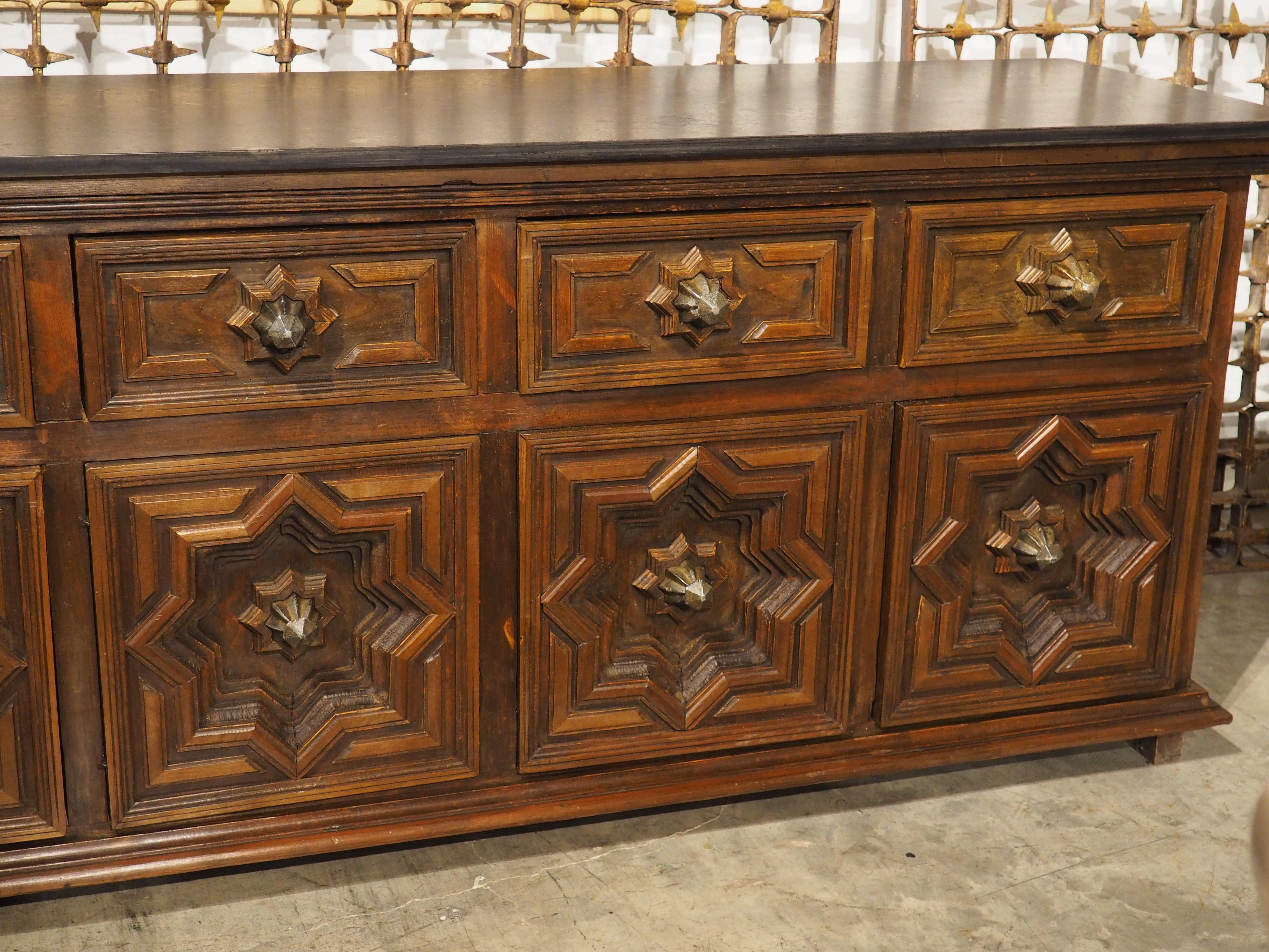 Metallo Circa 1970 Enfilade a 4 porte con pannelli geometrici profondi e top in pietra fossile nera in vendita